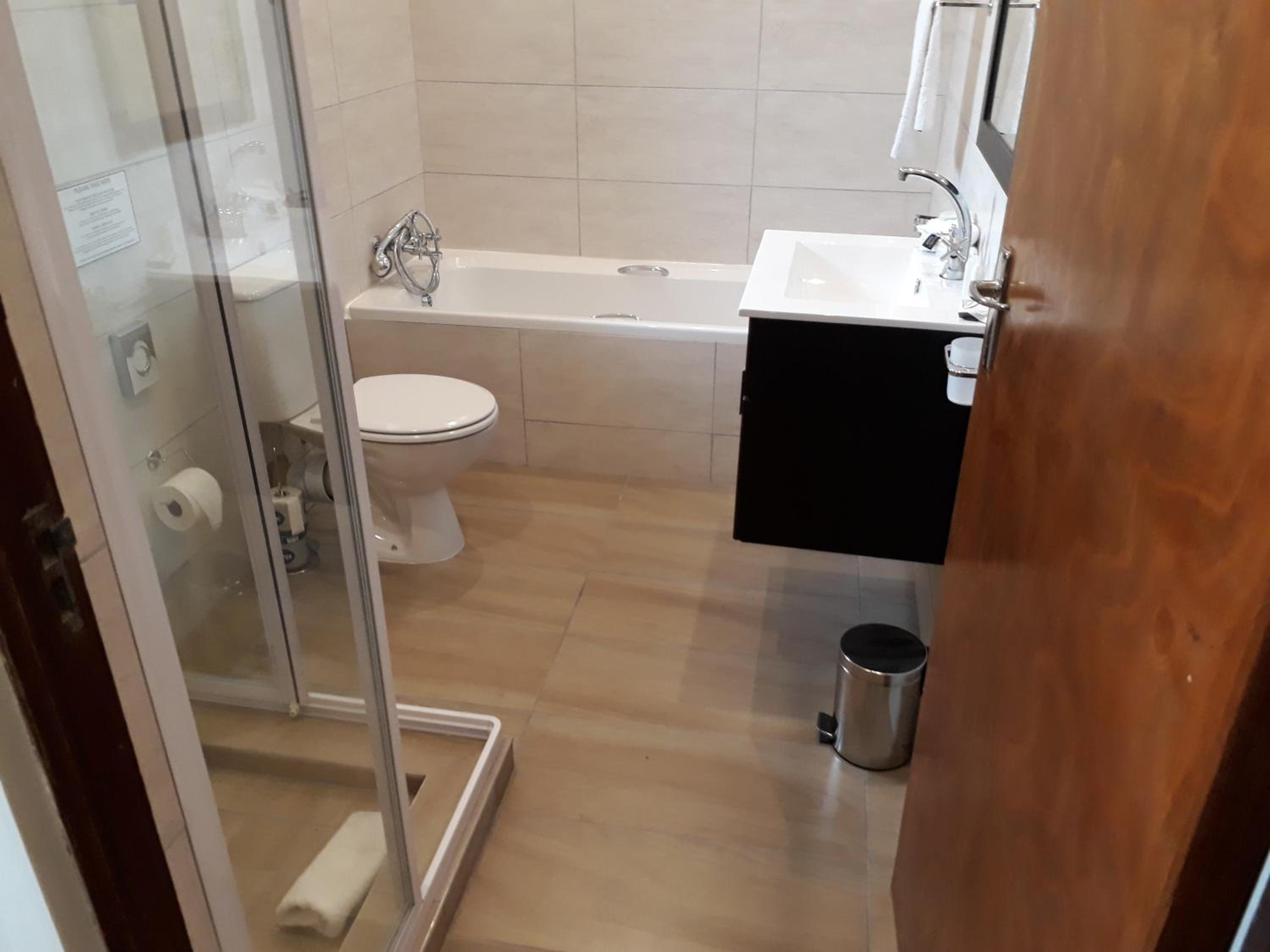 Family Room with Shared Bathroom photo 2
