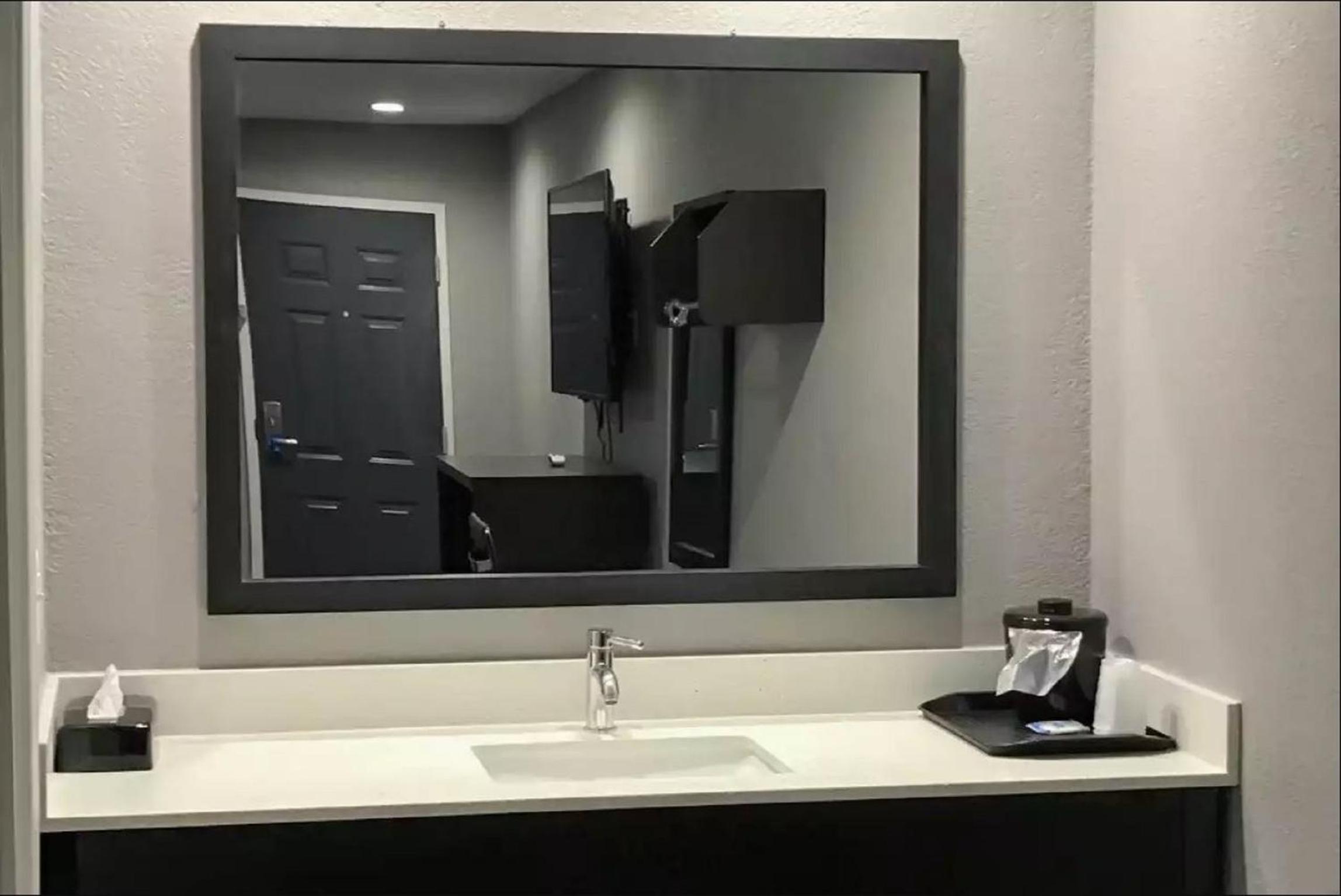 King Room - Accessible/Non-Smoking photo 3