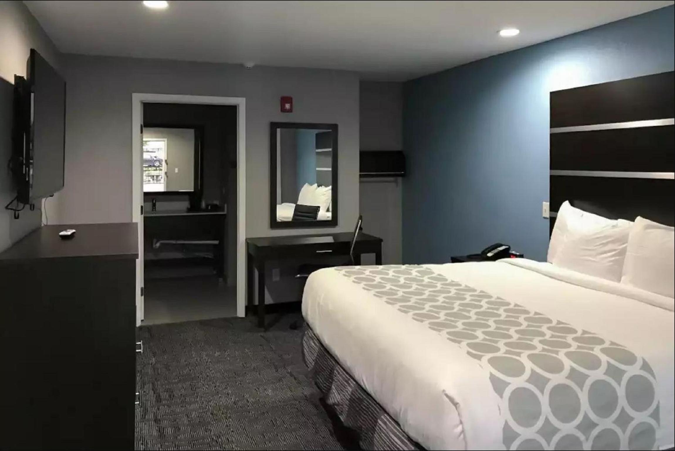 King Room - Non-Smoking photo 2