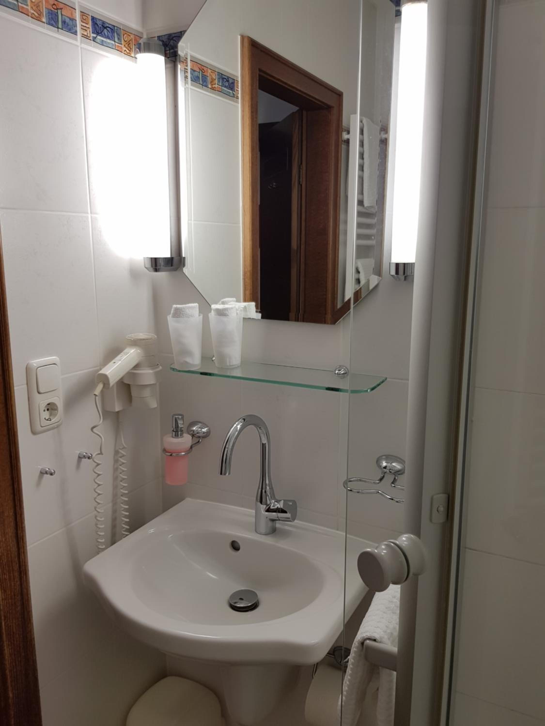 Deluxe Double Room with Balcony - Photo 7