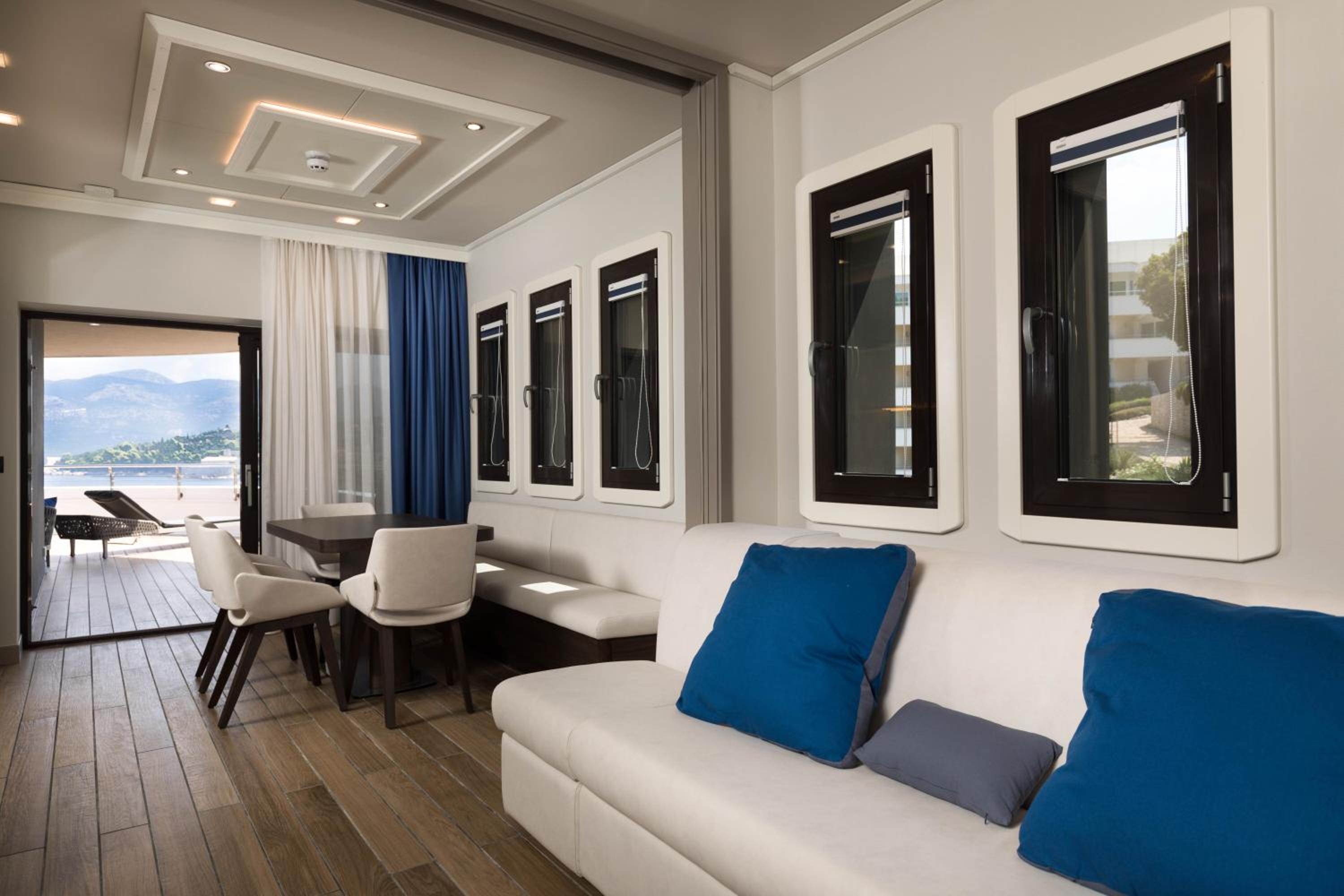Deluxe Apartment With Sea View photo 3