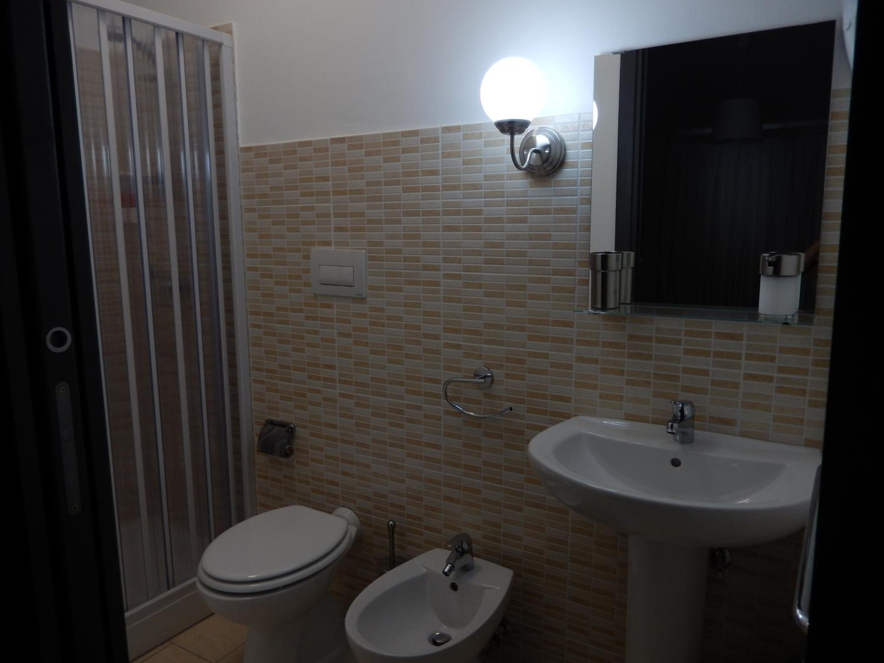 Double Room with Private Bathroom - Photo 2