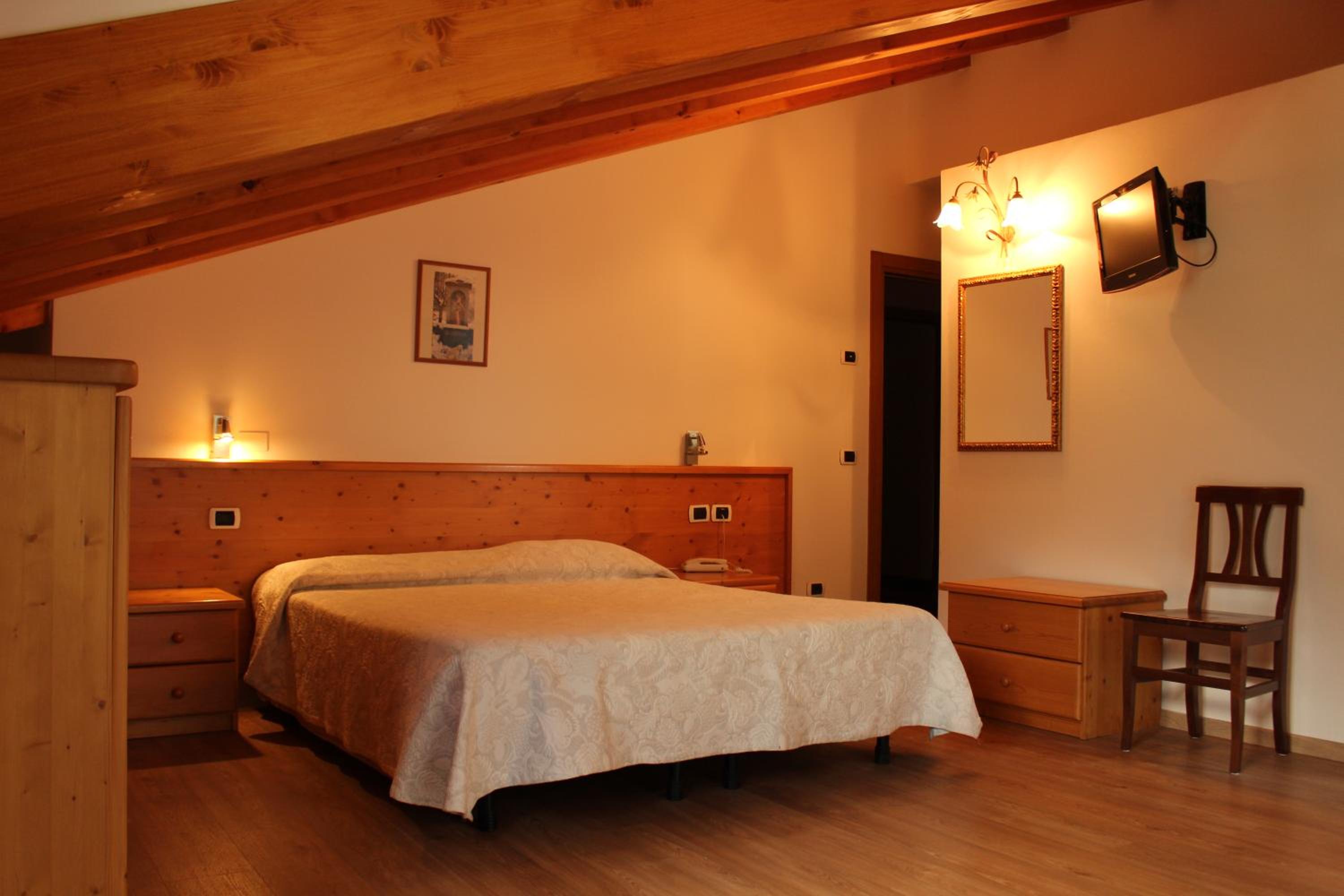 Junior Suite with Balcony - Photo 7