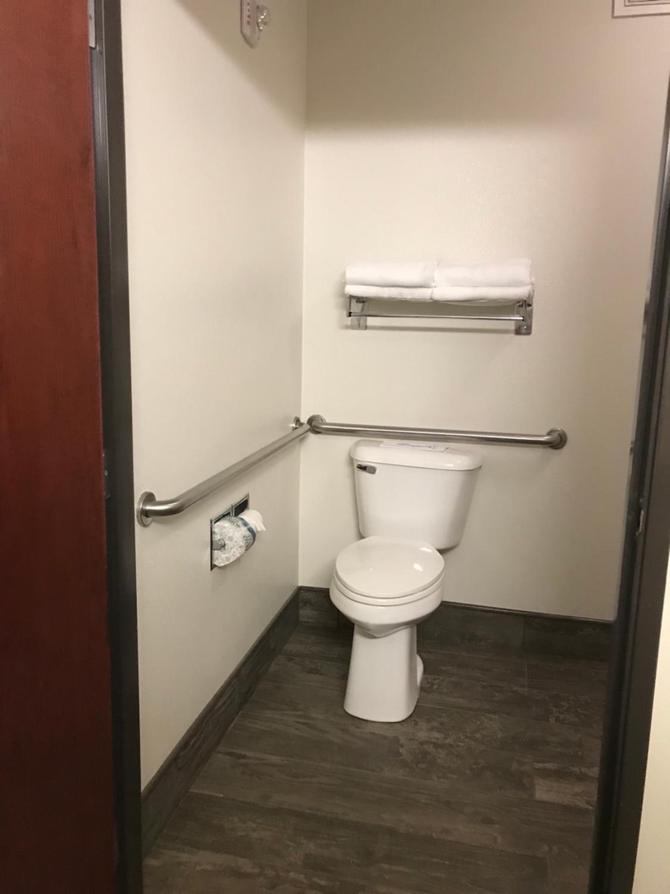 Queen Room - Disability Access photo 3
