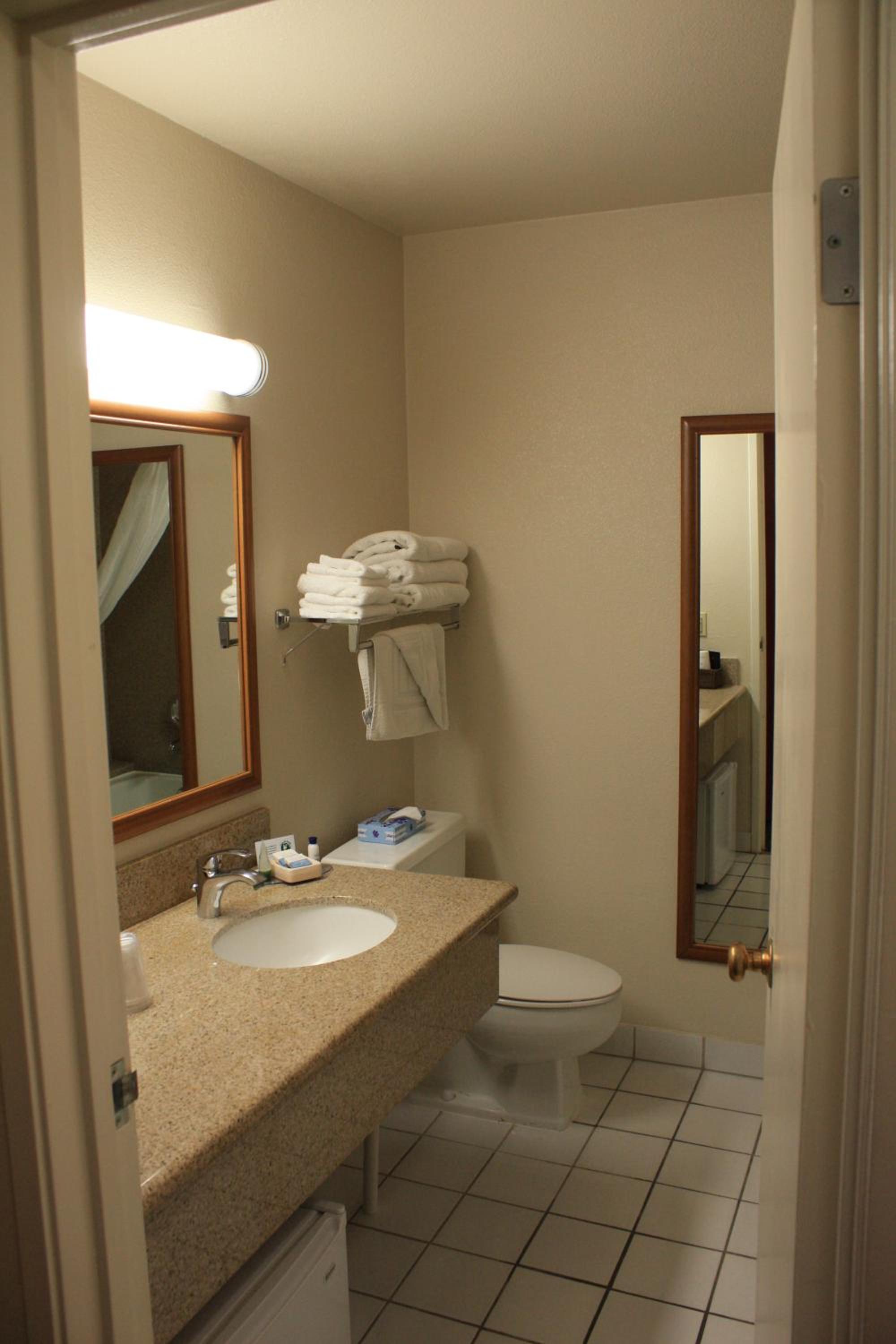 Queen Room with Two Queen Beds - Non-Smoking - Photo 13