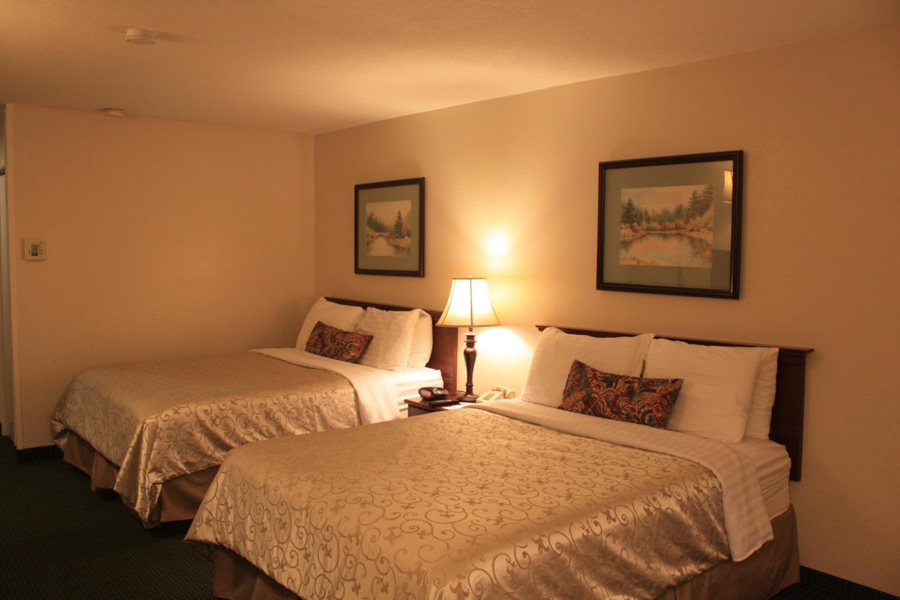 Queen Room with Two Queen Beds - Non-Smoking - Photo 6