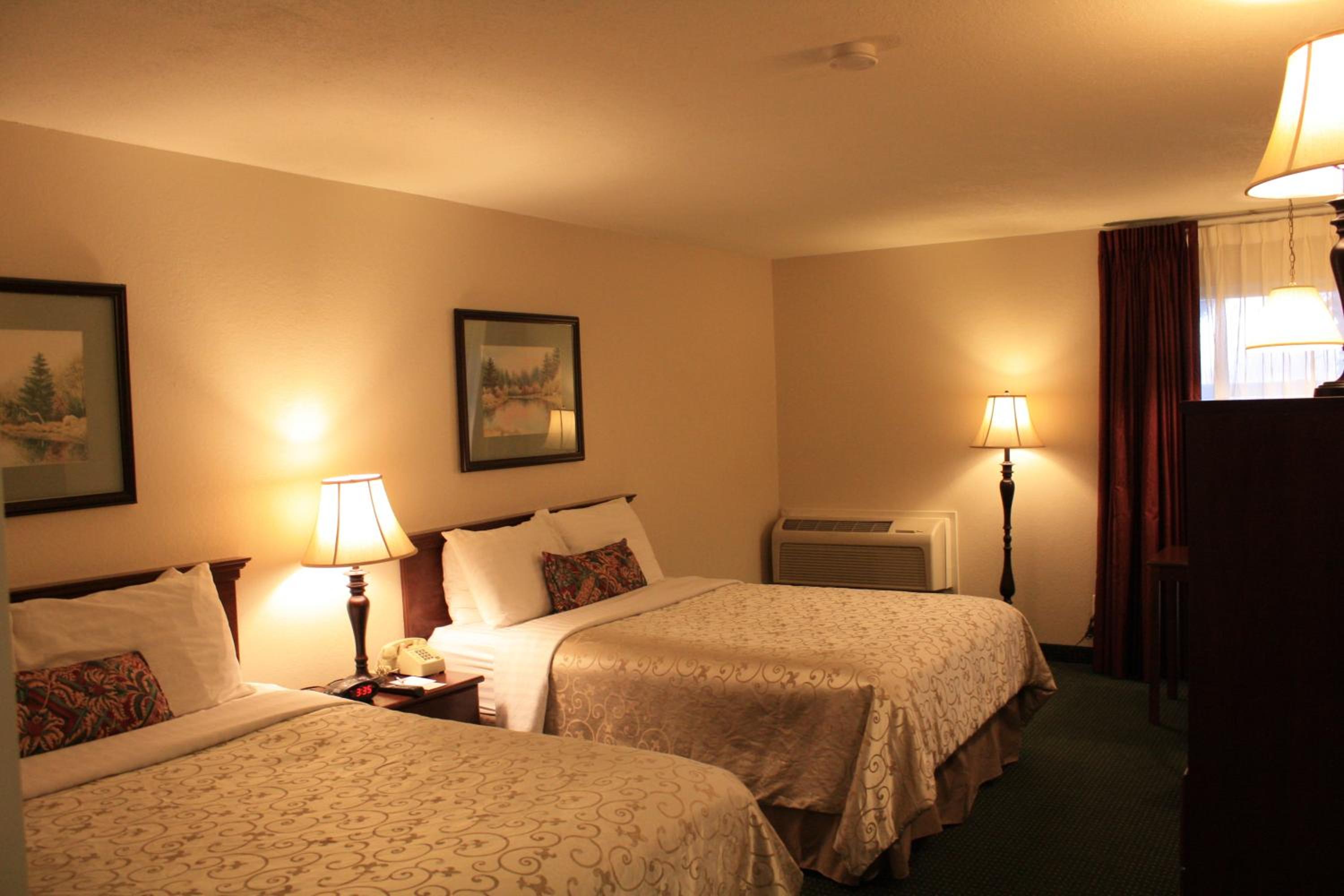 Queen Room with Two Queen Beds - Non-Smoking - Photo 7