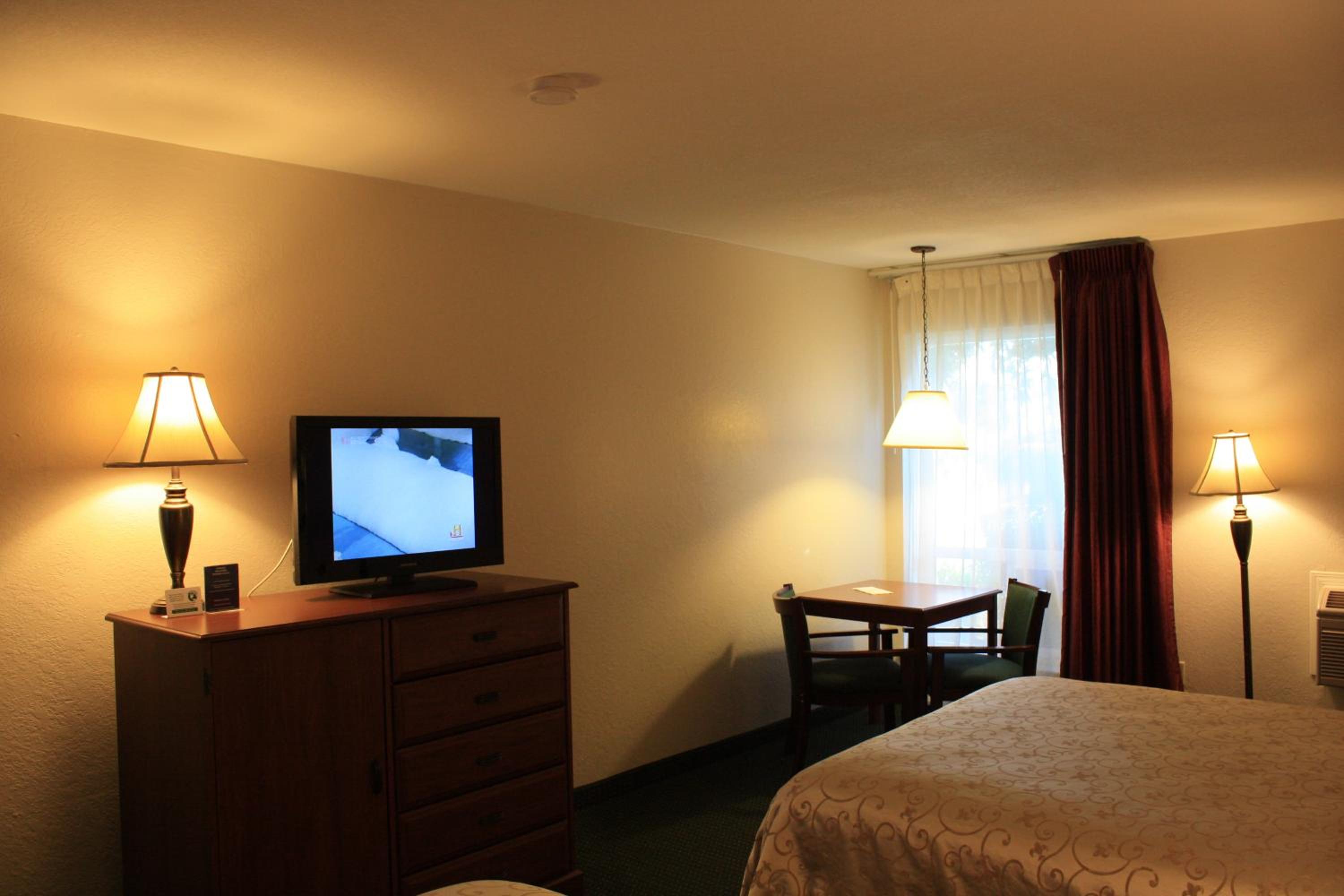 Queen Room with Two Queen Beds - Non-Smoking - Photo 12