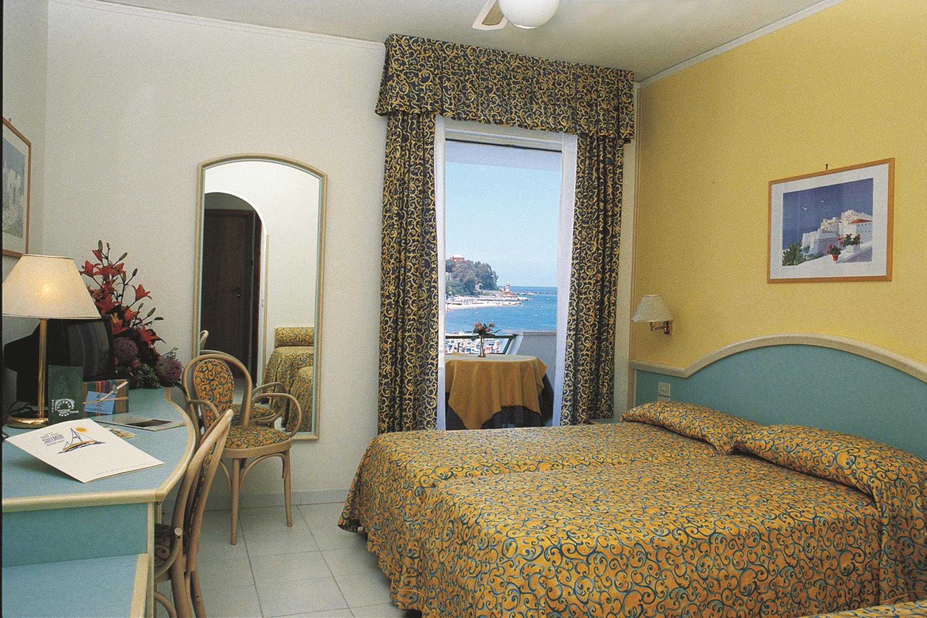 Double or Twin Room with Partial Sea View photo 2