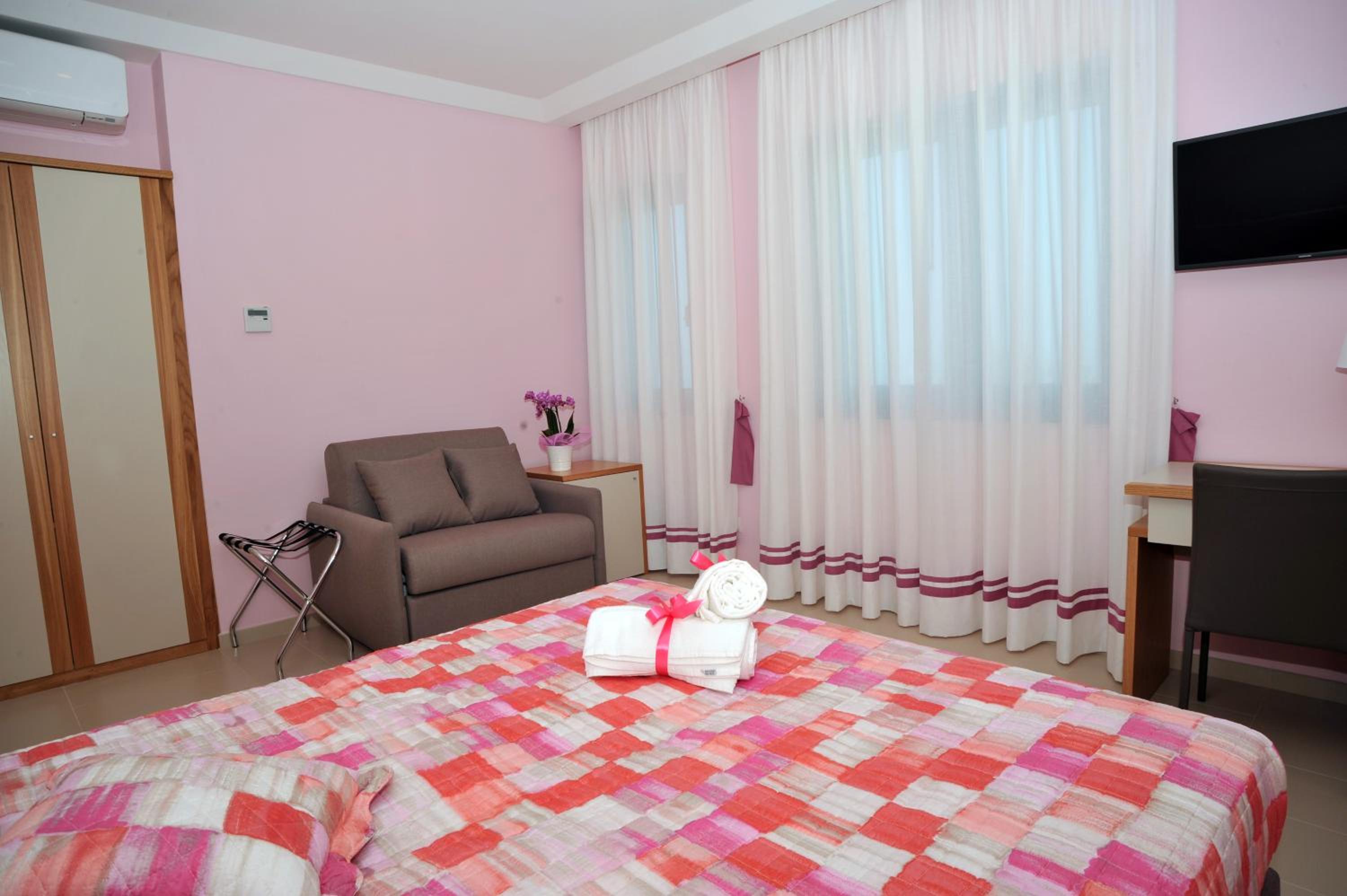 Deluxe Room - Photo 3