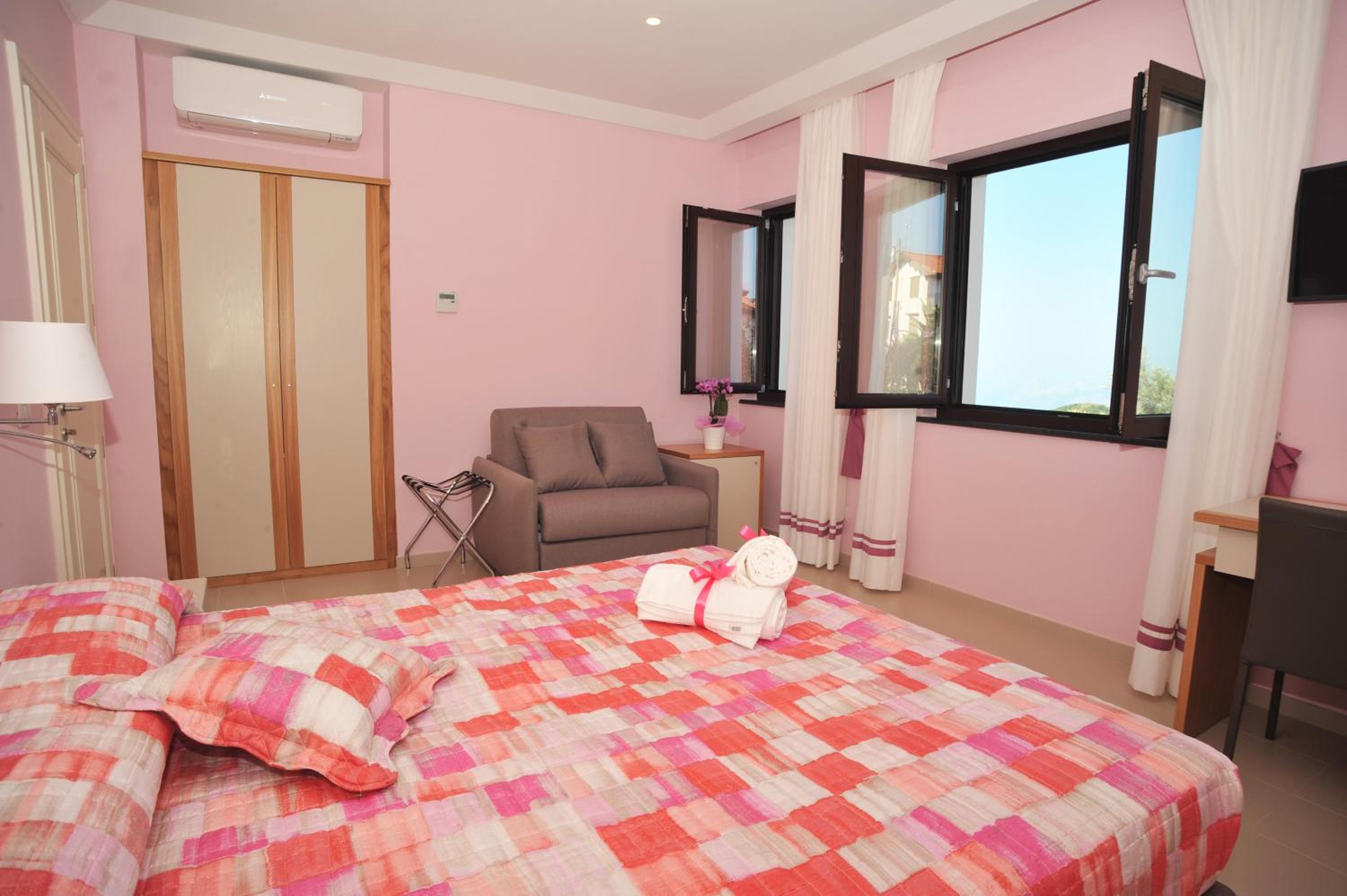 Deluxe Room - Photo 16