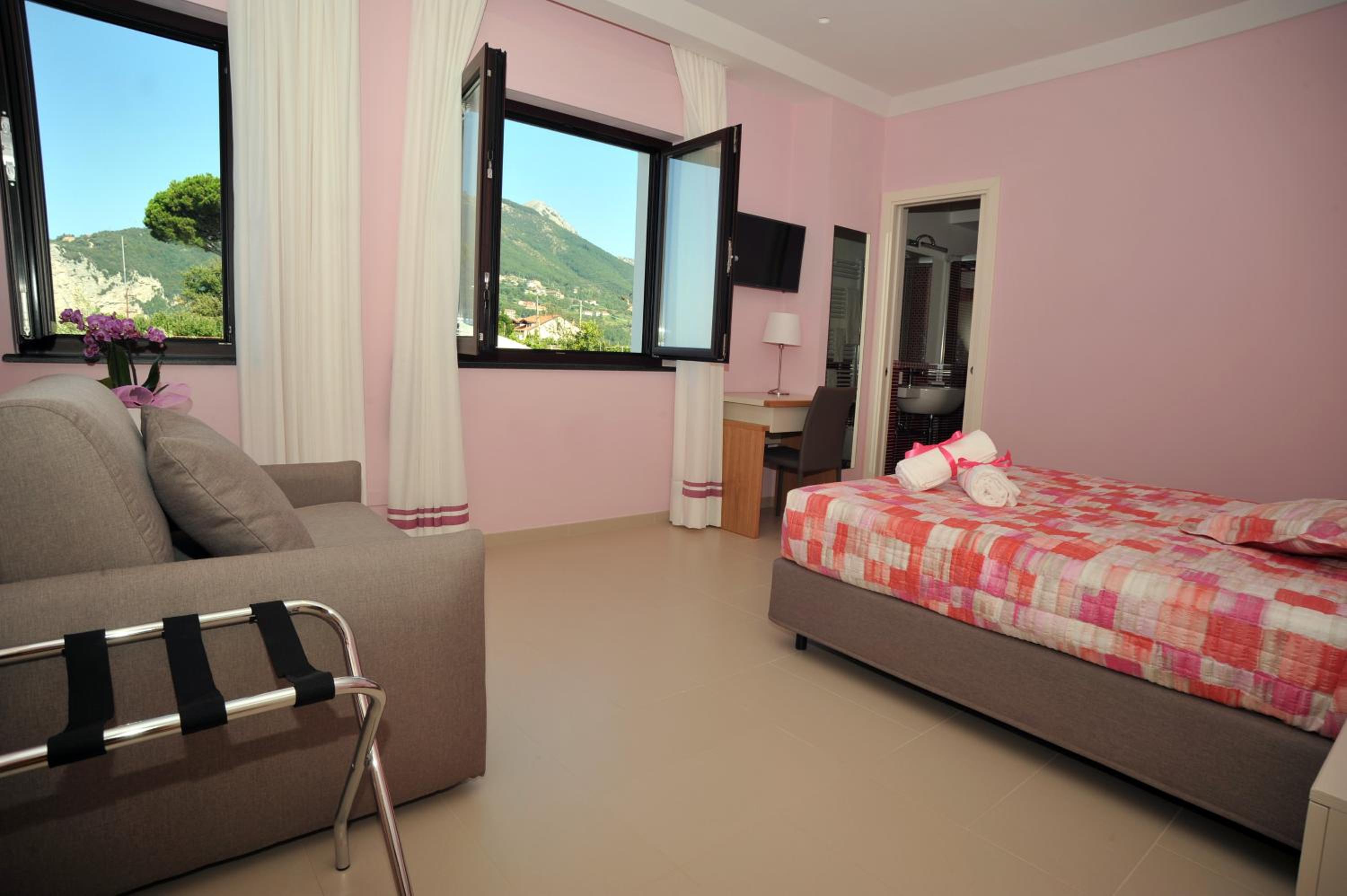 Deluxe Room - Photo 15