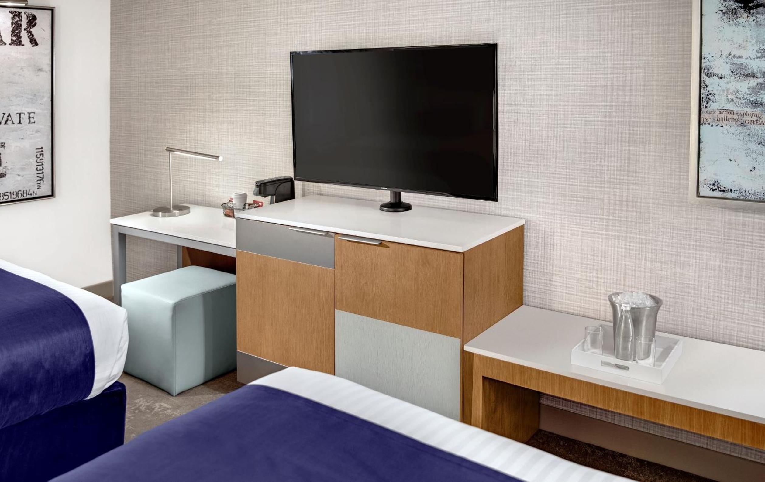 Elevate 2 Queens - Newly Renovated photo 2