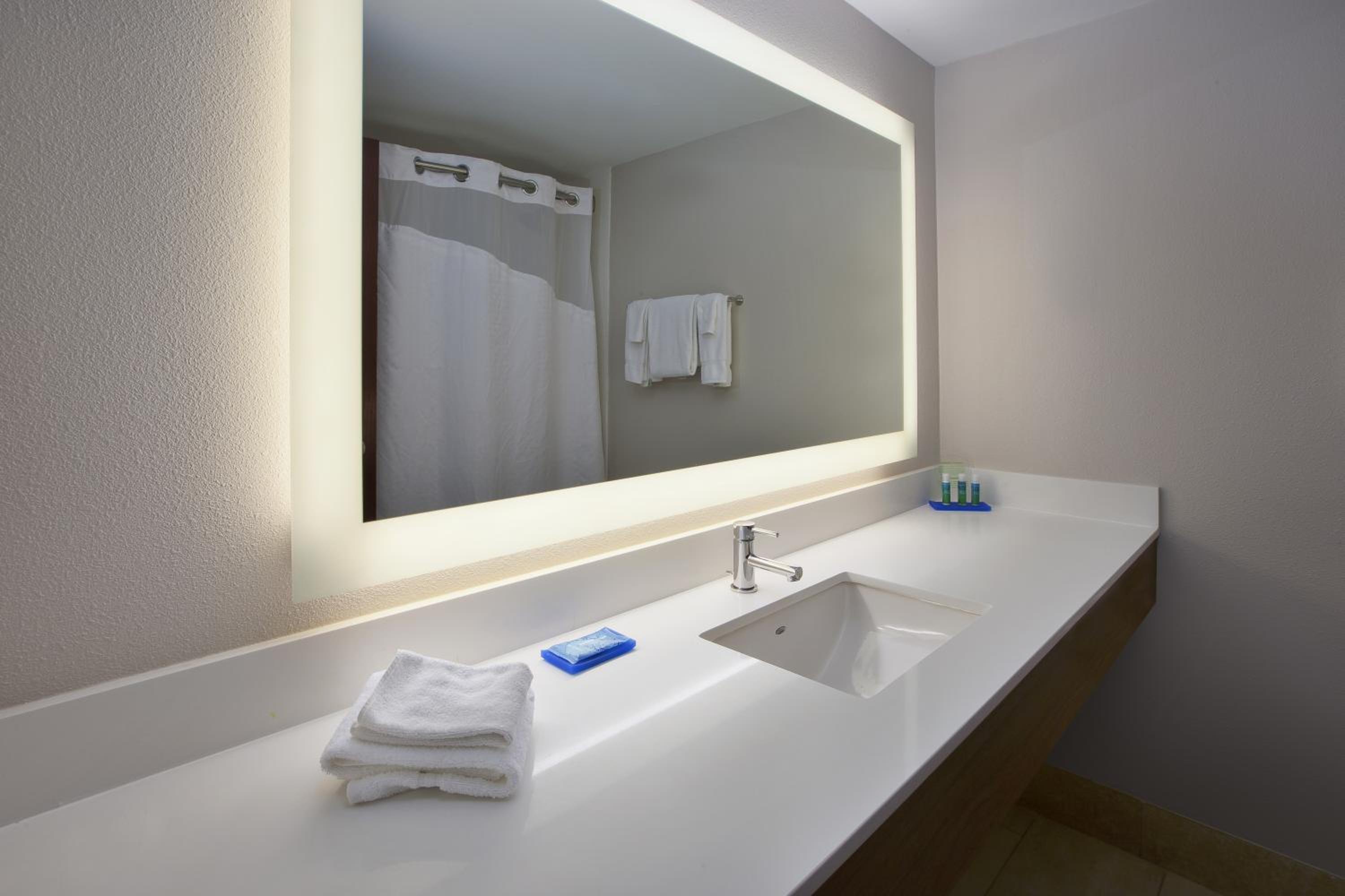 Standard King Room with Mobility Accessible Tub - Photo 4