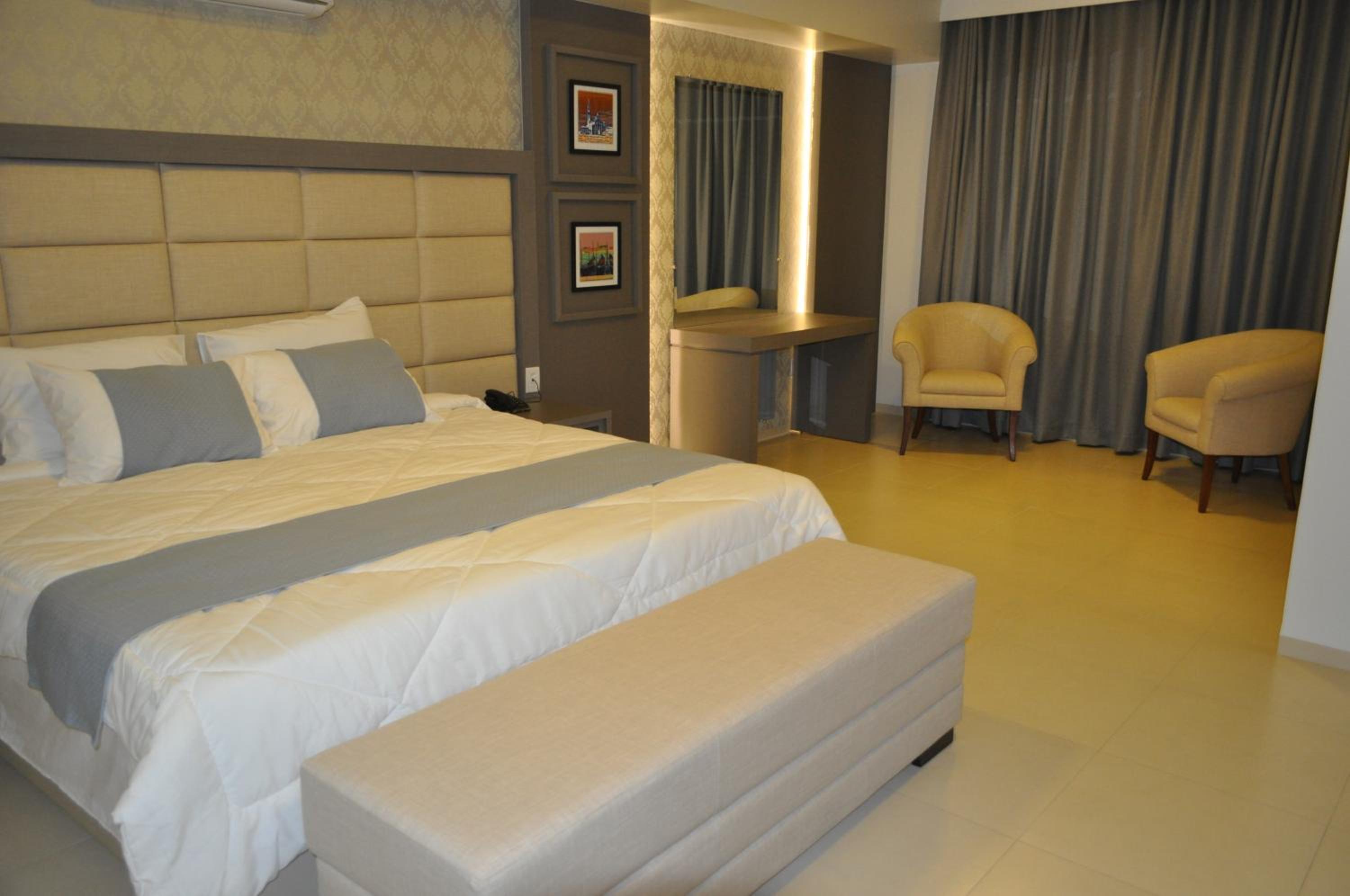 Deluxe King Suite