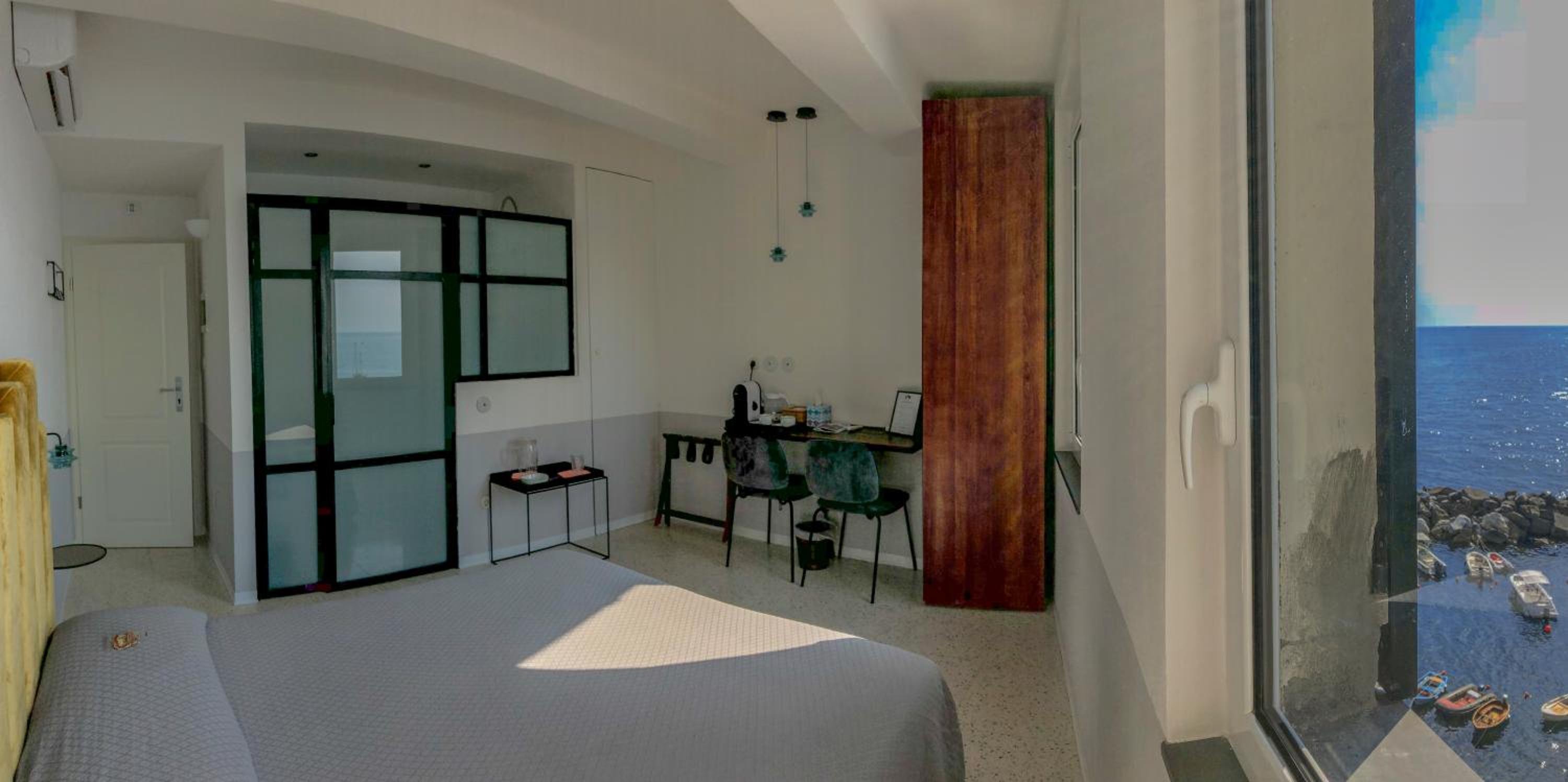 Deluxe Double Room with Sea View - Photo 13