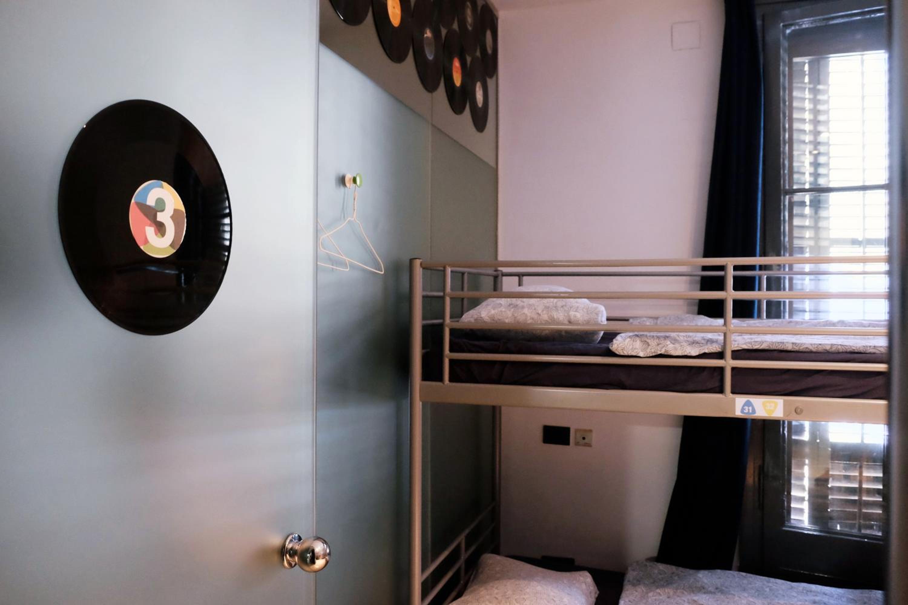 Bunk Bed in 8-Bed Mixed Dormitory Room photo 3
