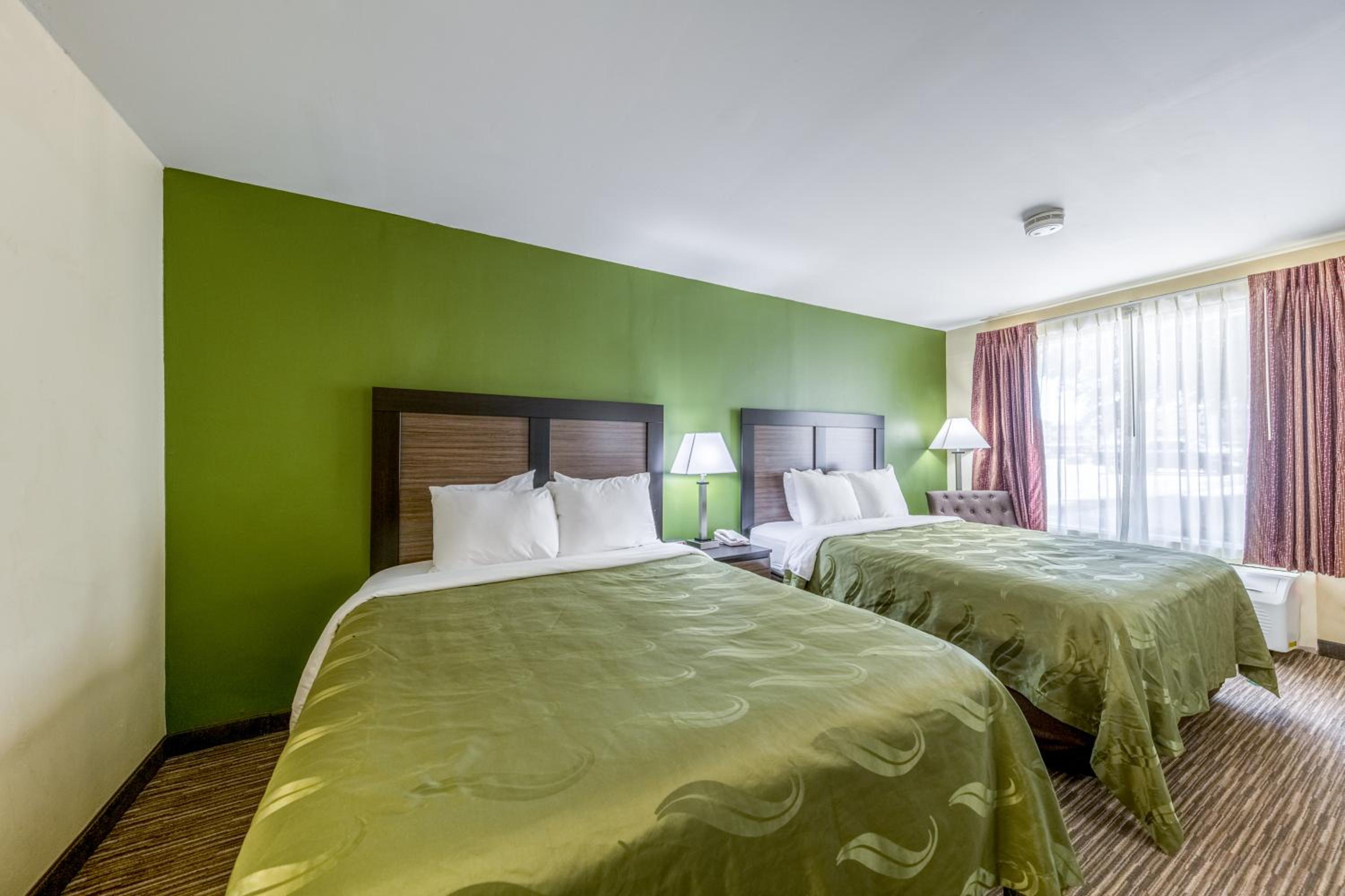 Queen Room with Two Queen Beds - Non-Smoking - Photo 5