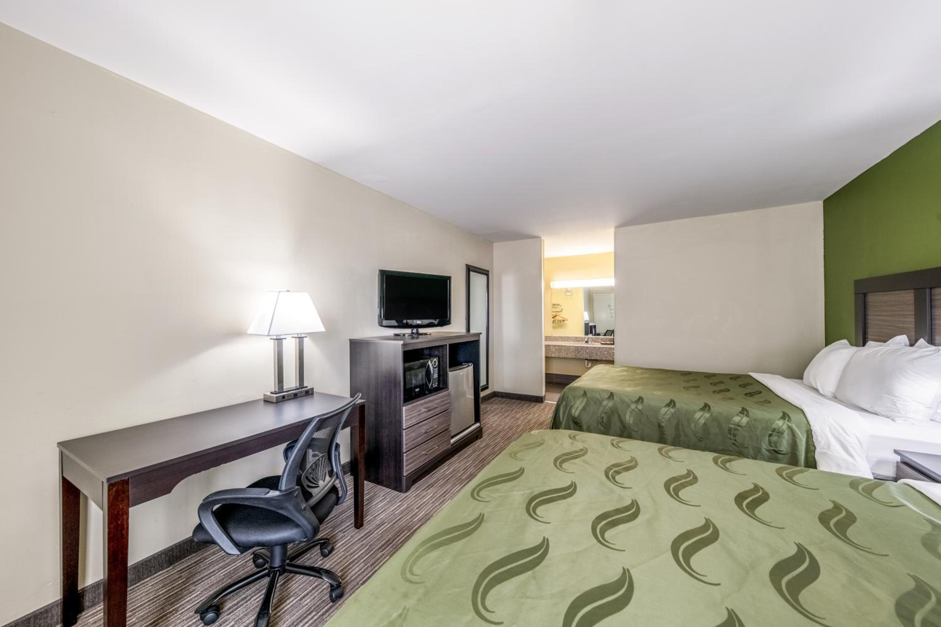 Queen Room with Two Queen Beds - Non-Smoking - Photo 4