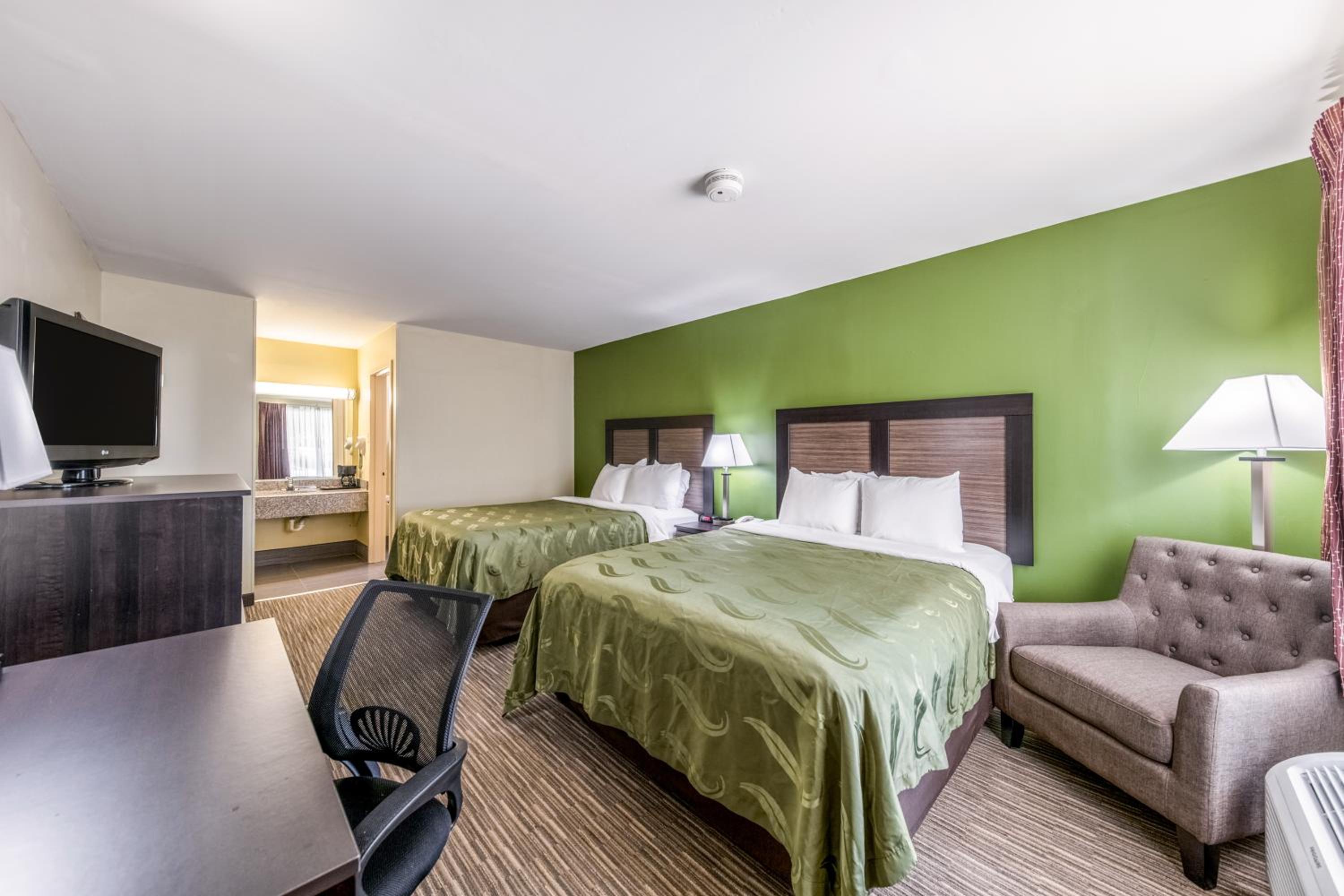Queen Room with Two Queen Beds - Non-Smoking - Photo 3