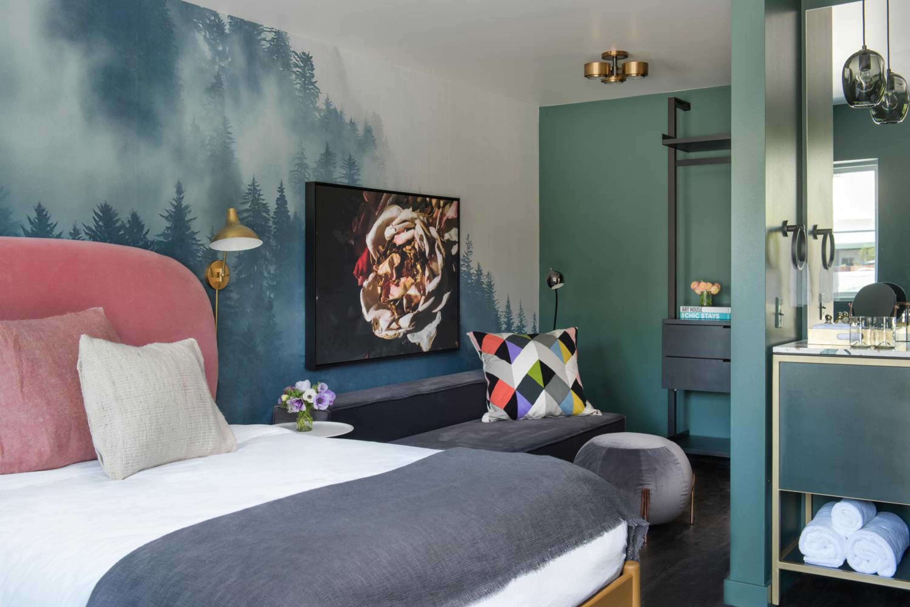 Queen Room with Sofa Bed - Photo 4