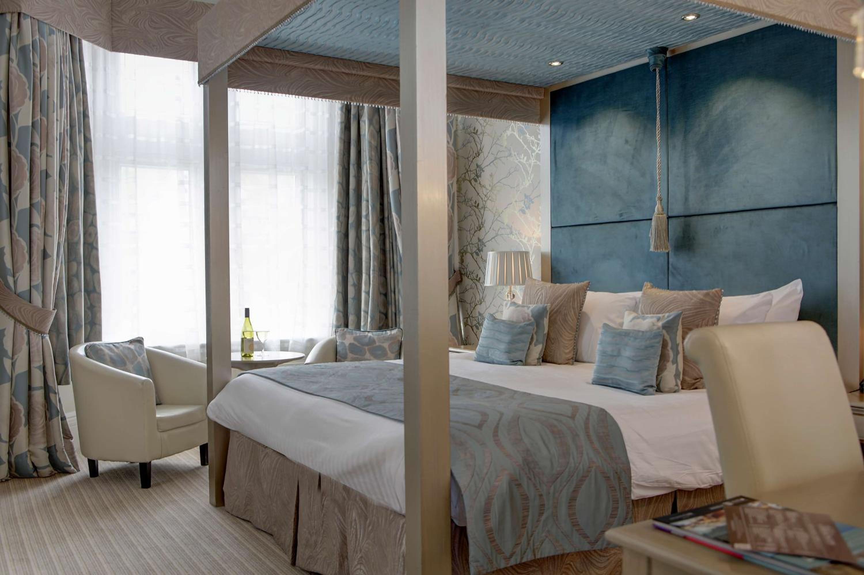 Deluxe King Room with King Bed and View - Non-Smoking