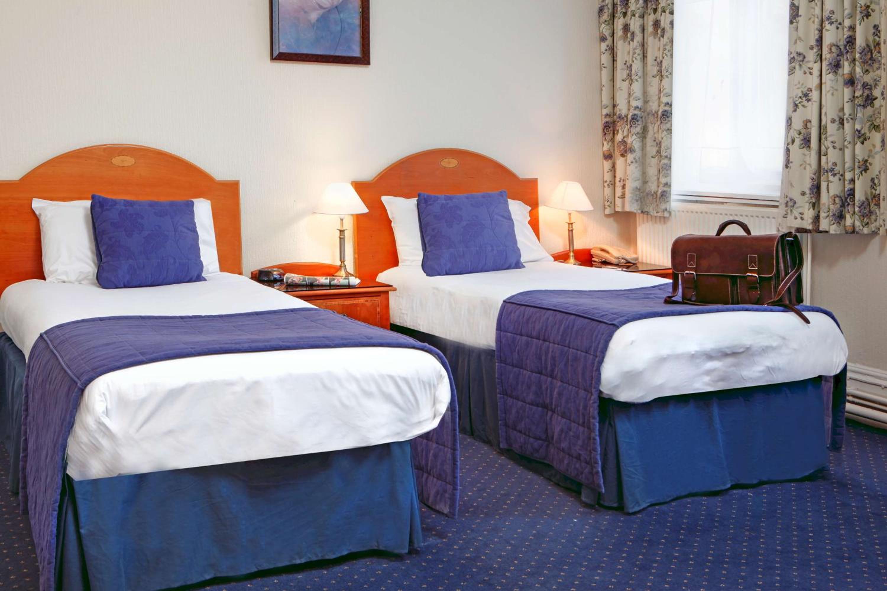 Standard Twin Room - Photo 2