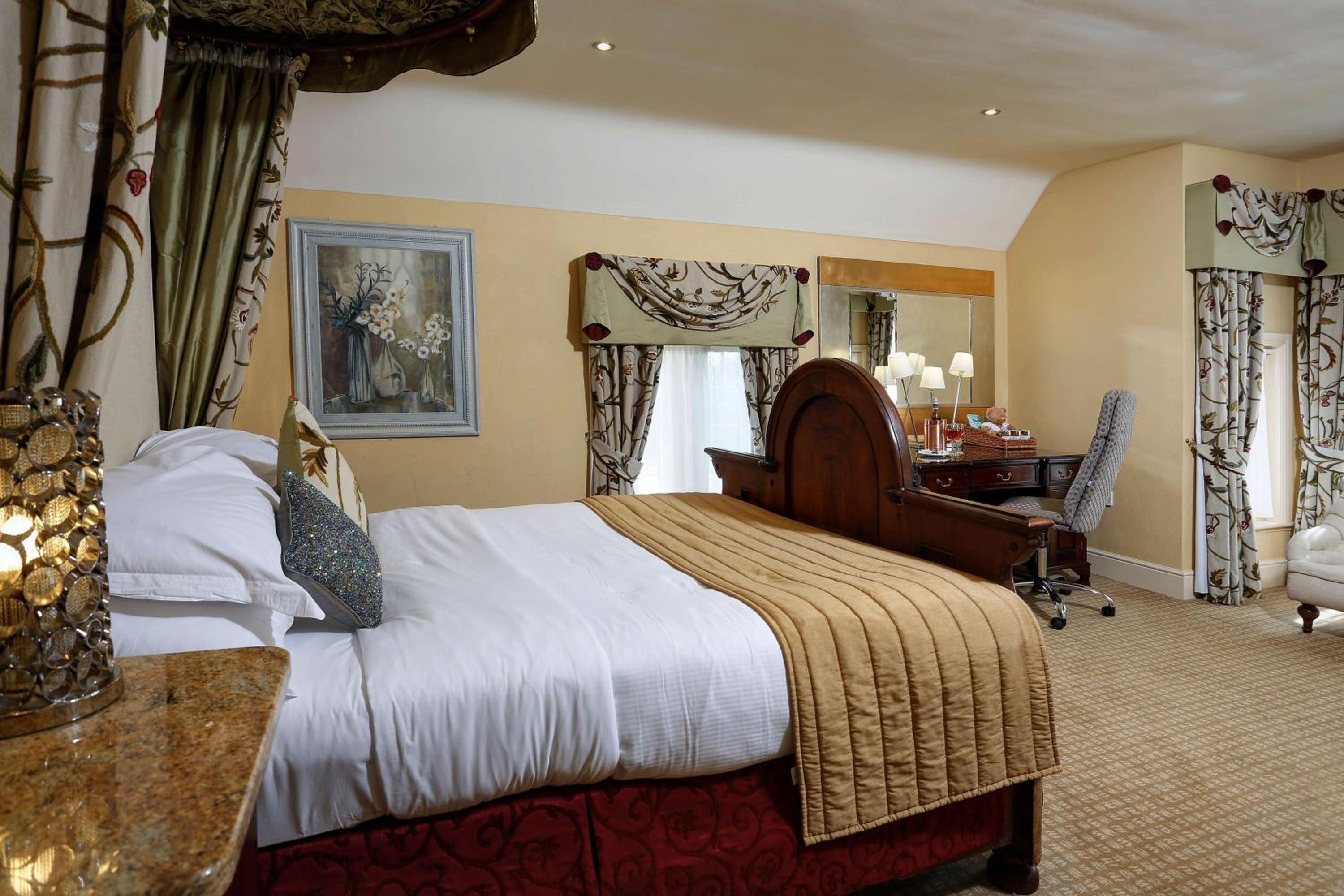 King Suite with Soaking Tub - Photo 2