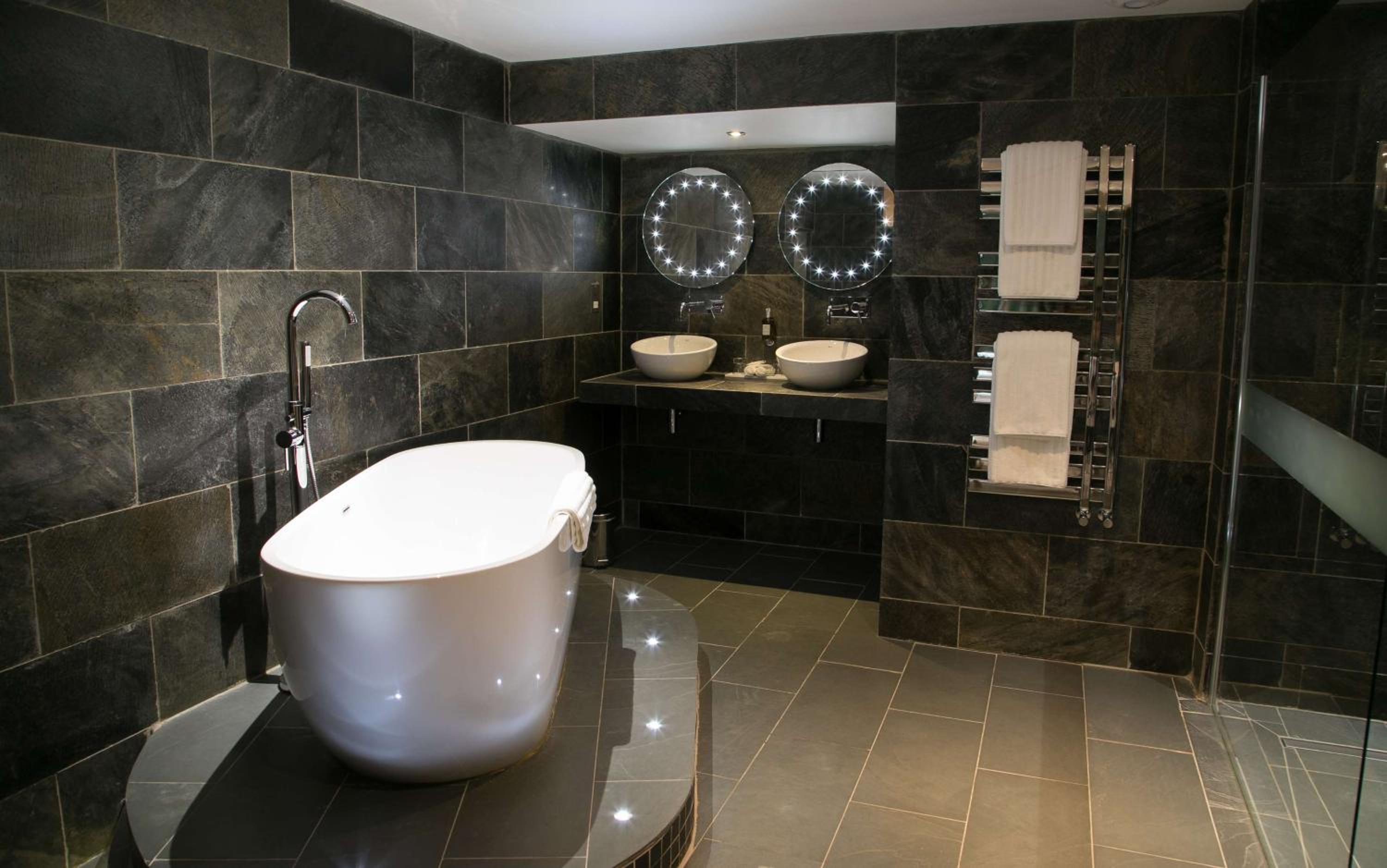 Suite with King Bed - Photo 6