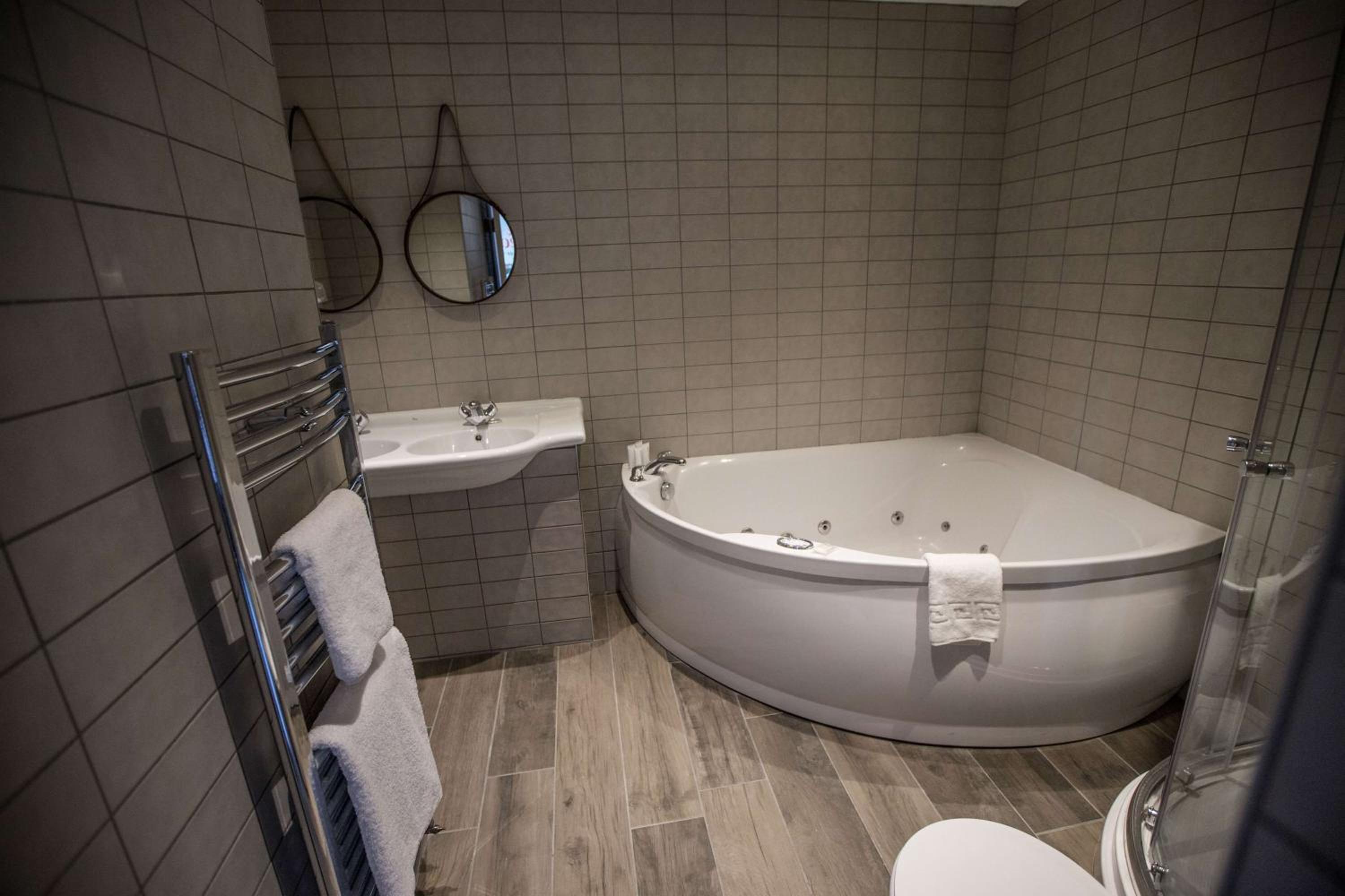 Room with One Double and One Single Bed - Non-Smoking photo 2