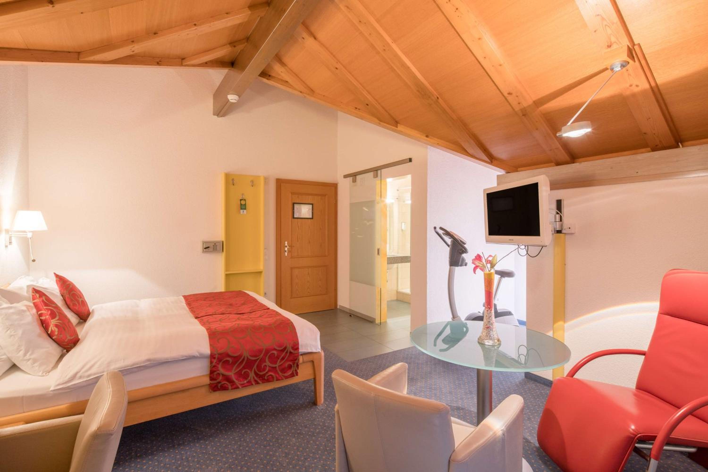 Deluxe Double Room with Lake View - Photo 3