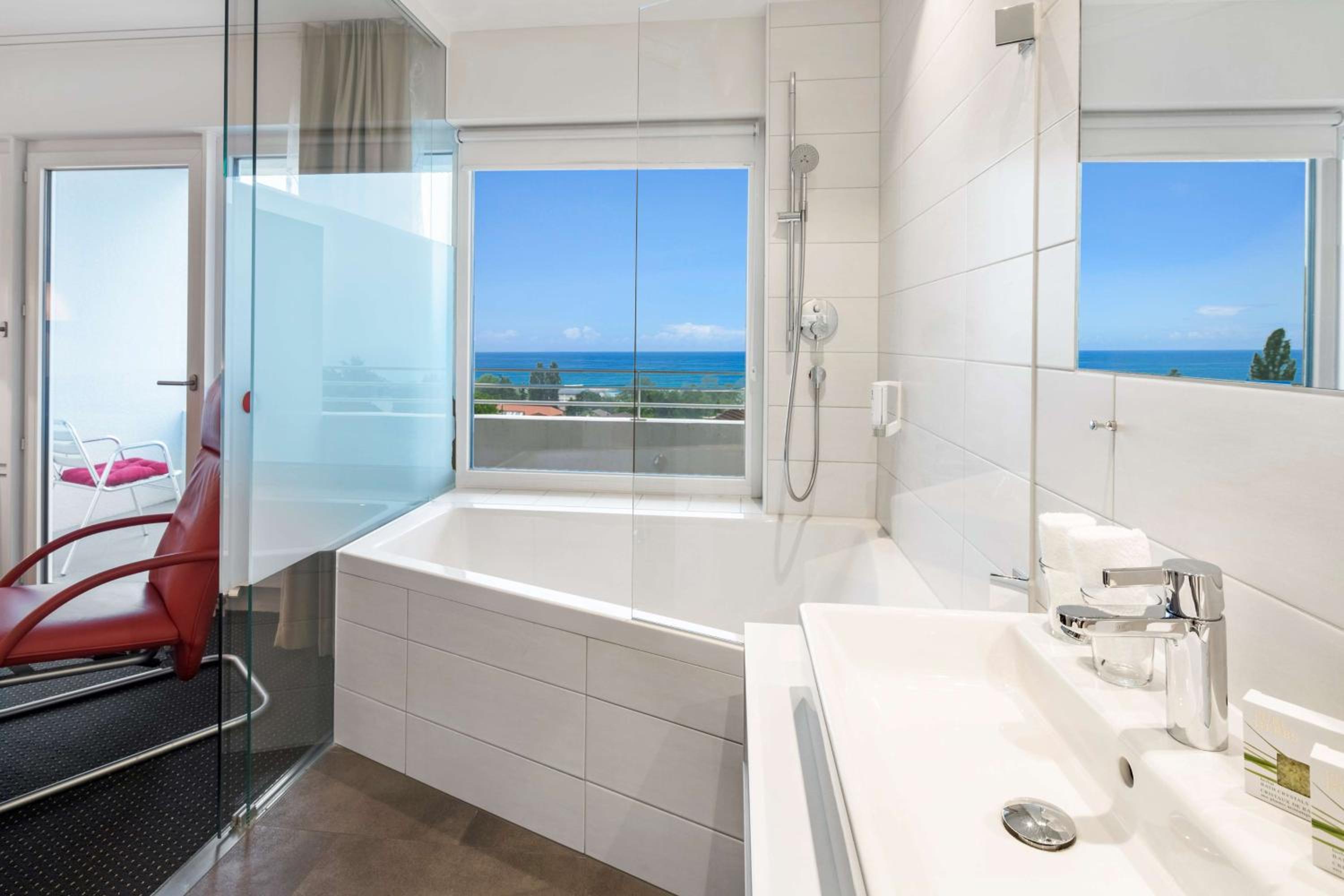 Junior Suite with Lake View - Photo 3