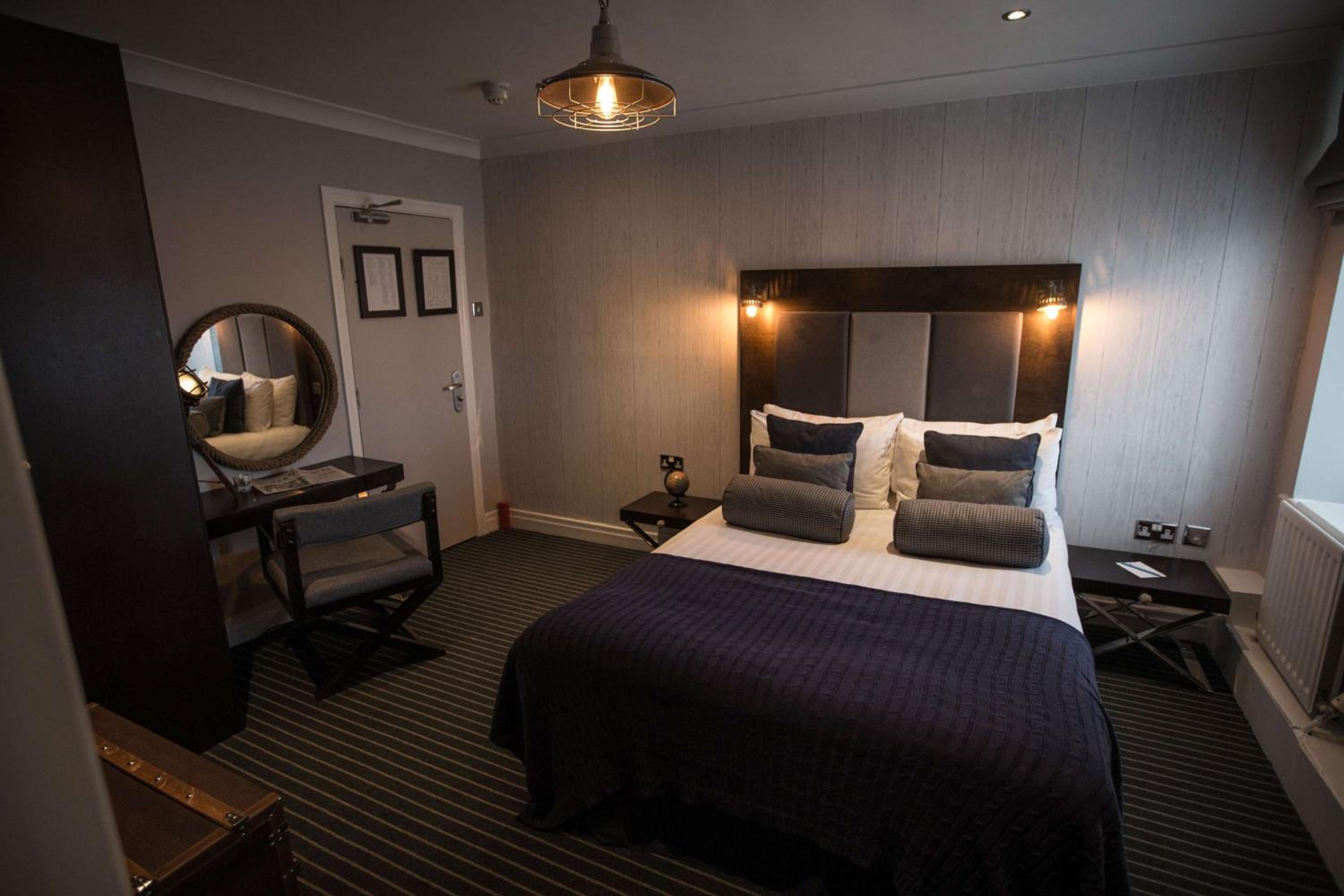 Room with One Double and One Single Bed - Non-Smoking