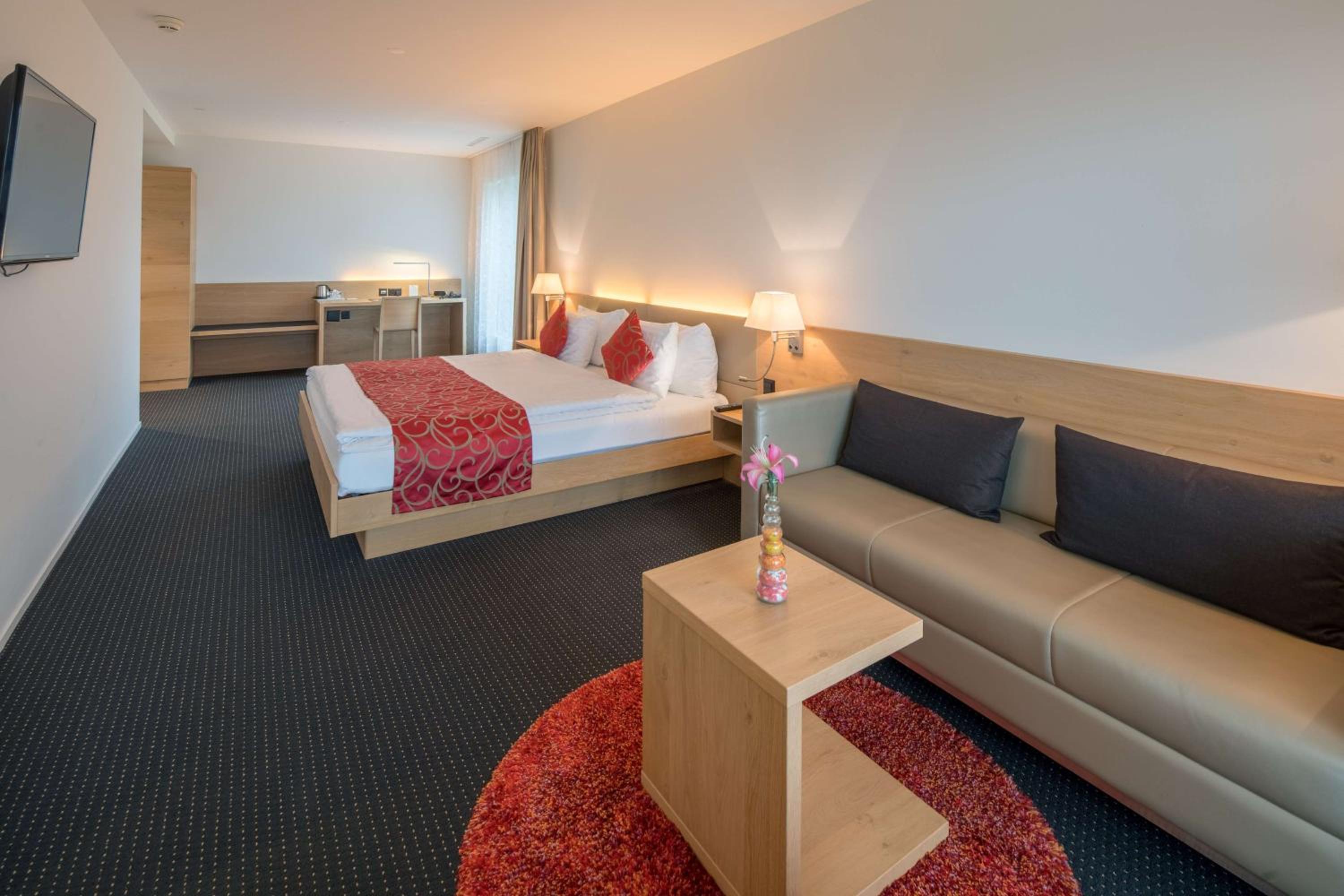 Junior Suite with Lake View - Photo 1