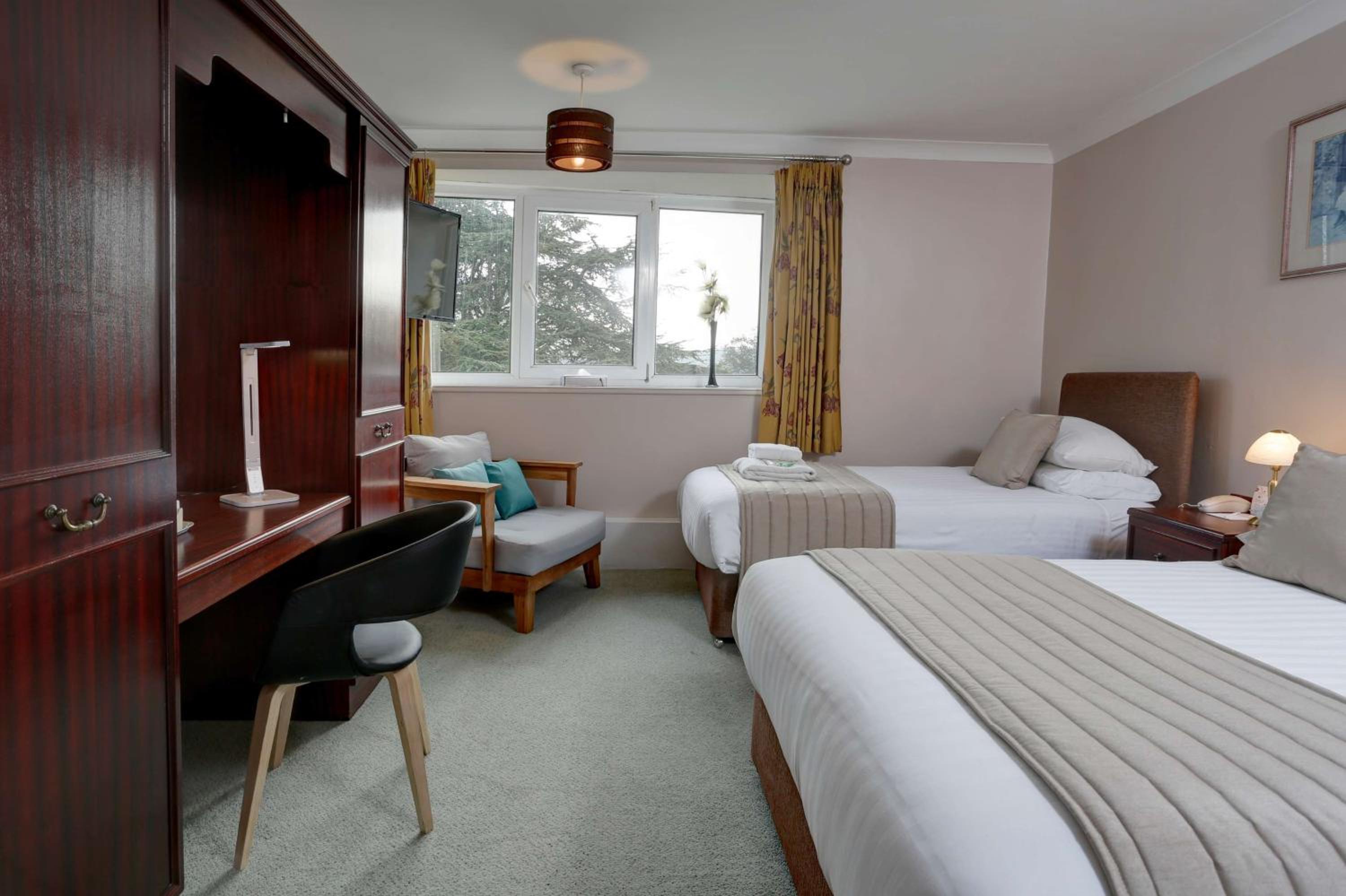 Family Room with Double and Single Beds - Photo 9