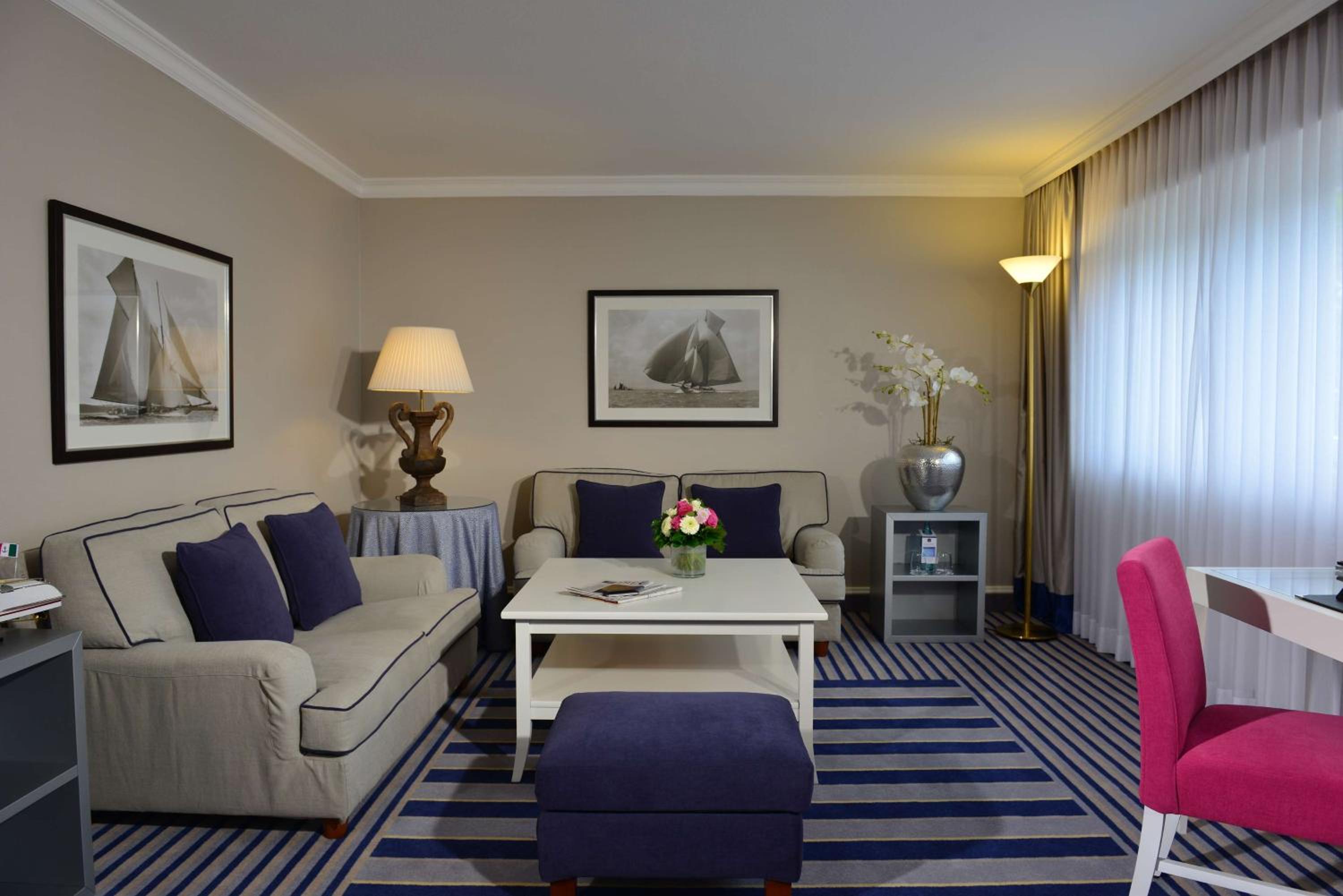 Suite - Photo 1