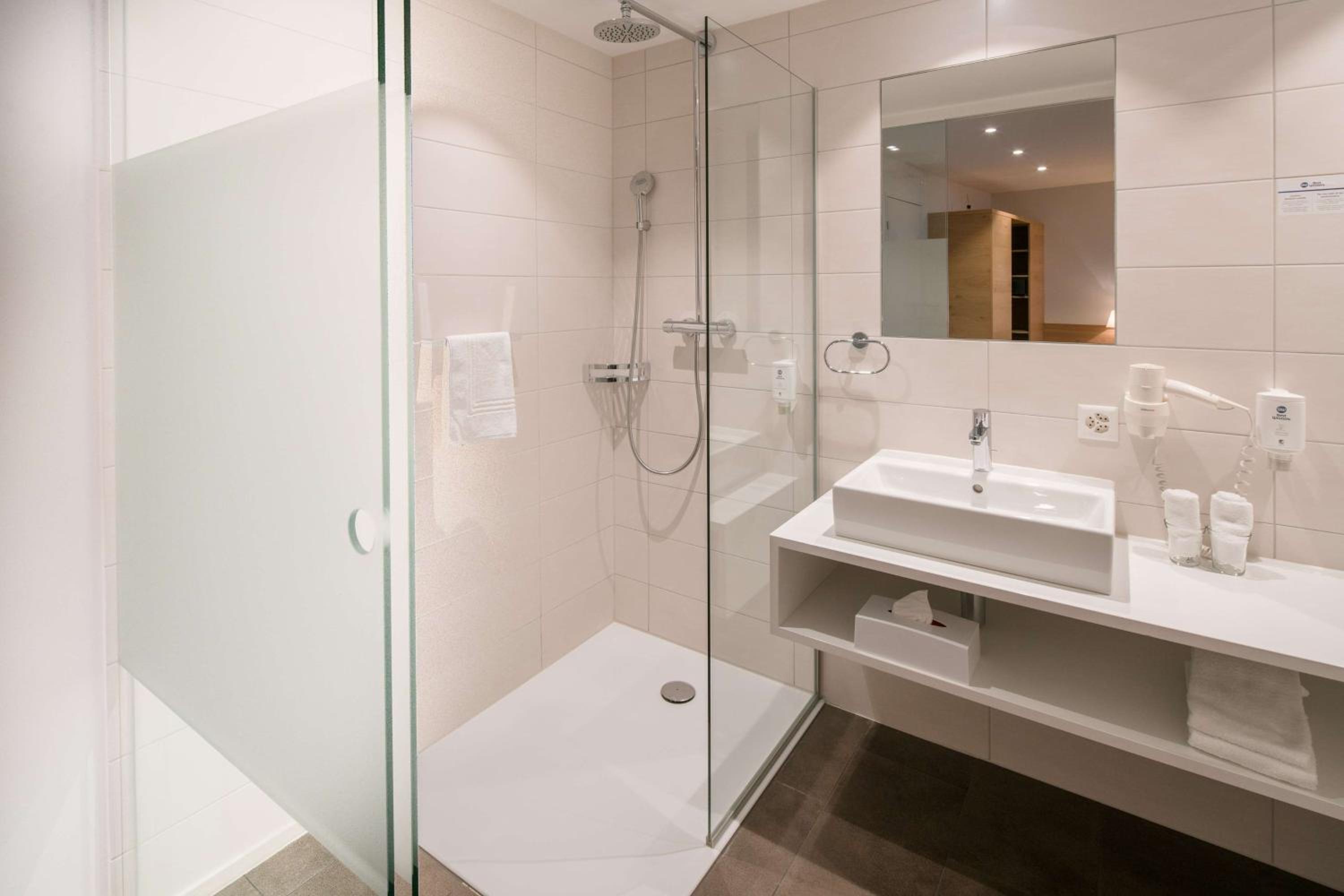Deluxe Double Room with Lake View - Photo 11
