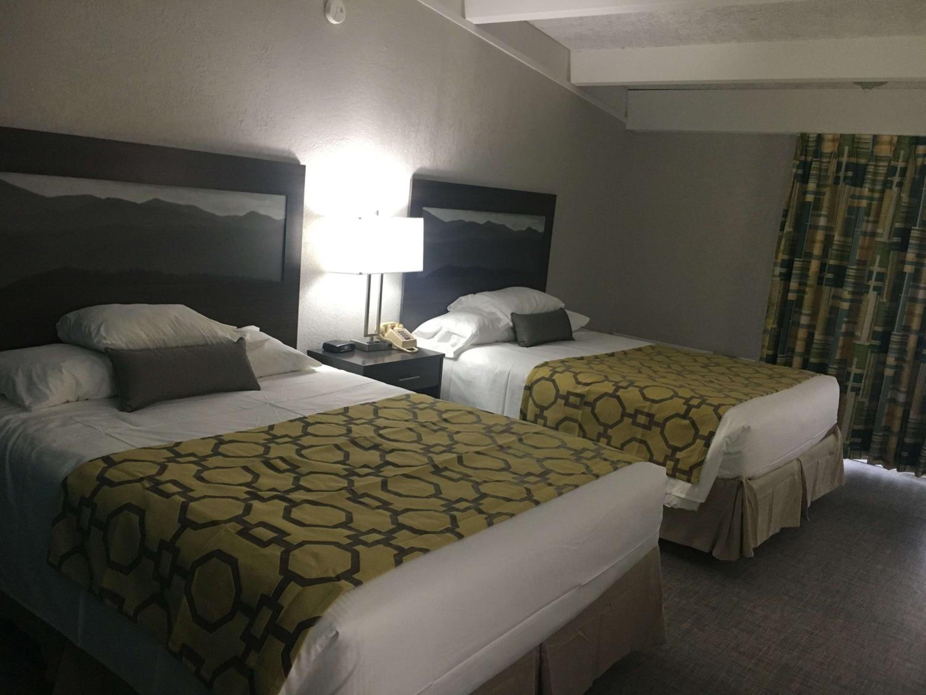 Queen Room with Two Queen Beds - Non-Smoking photo 2