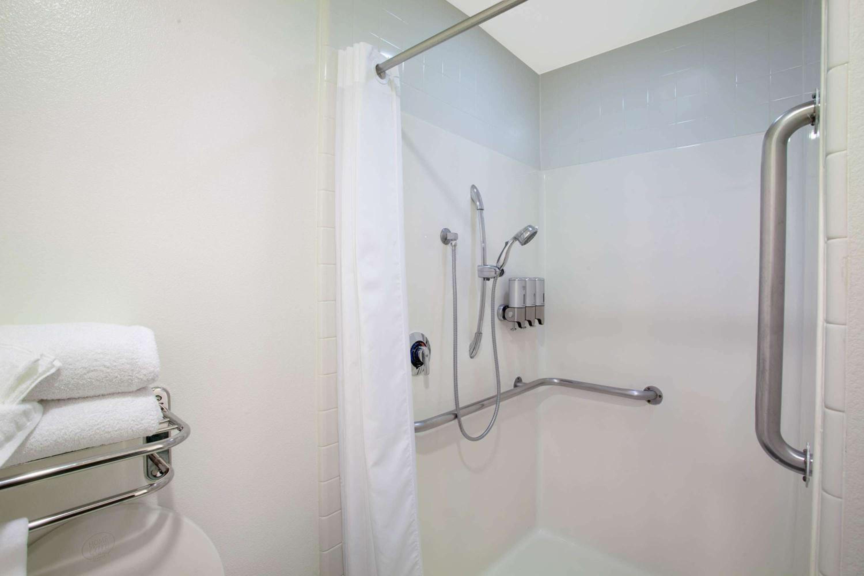 Queen Room with Two Queen Beds - Mobility/Hearing Accessible - Non-Smoking - Photo 5