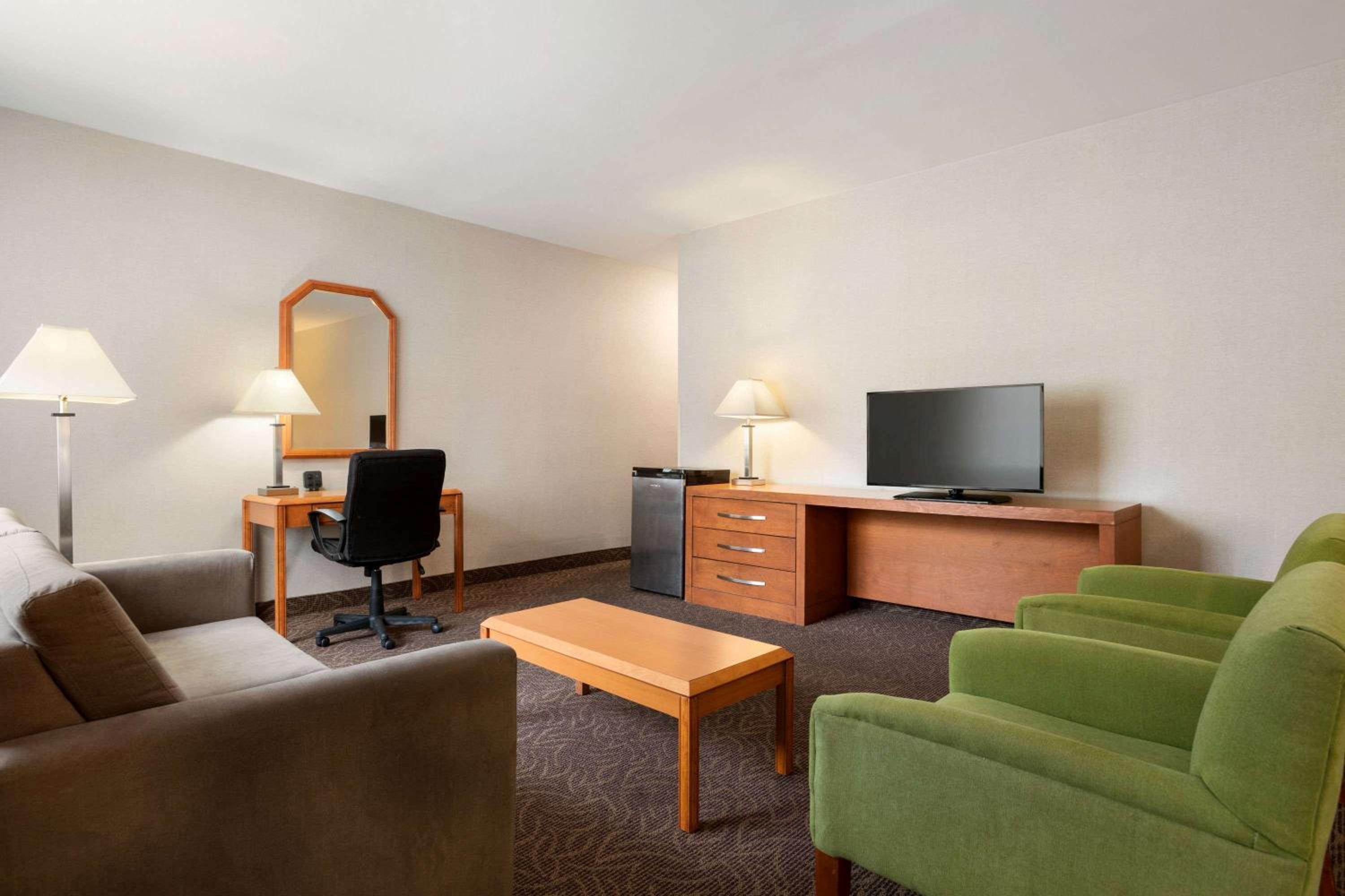 King Suite - Non-Smoking - Photo 3