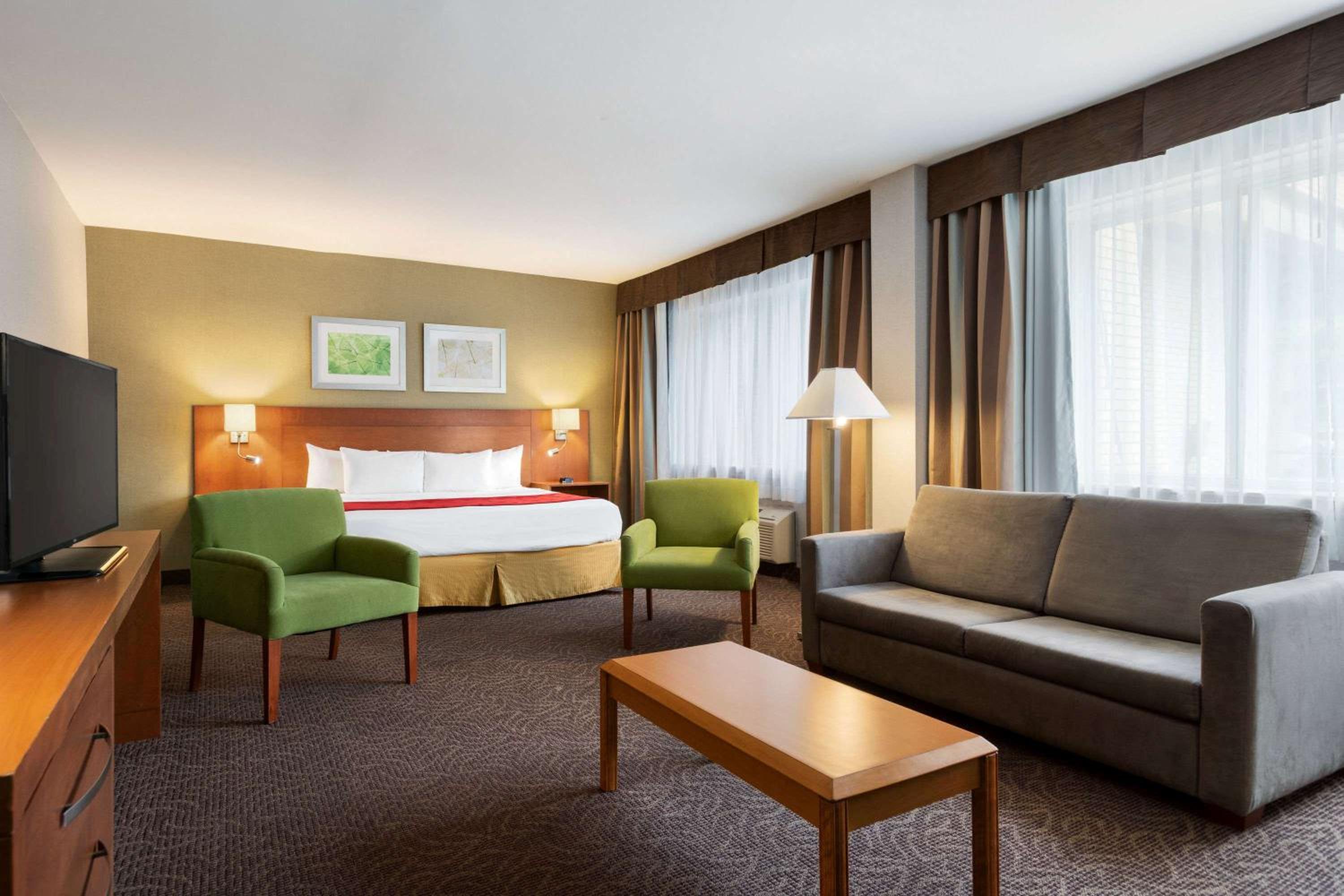 King Suite - Non-Smoking - Photo 1