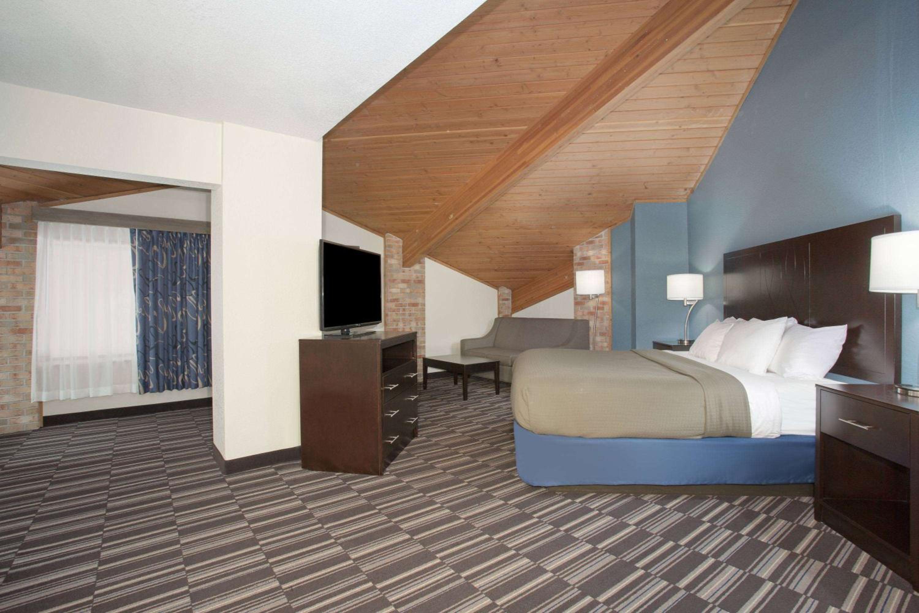 Superior King Studio Suite with Pool View - Non-Smoking - Photo 1
