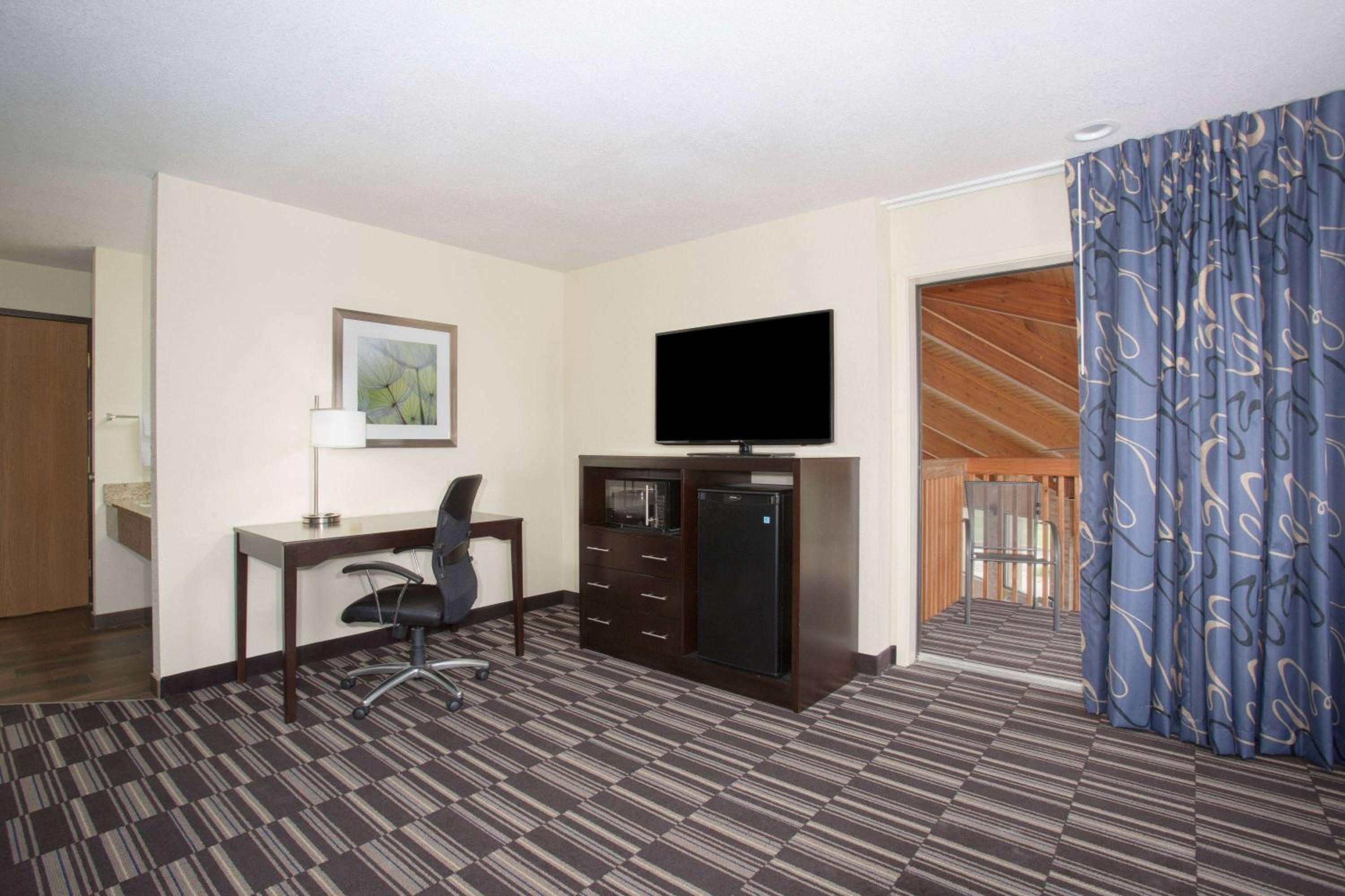 King Studio Suite - Non-Smoking - Photo 4