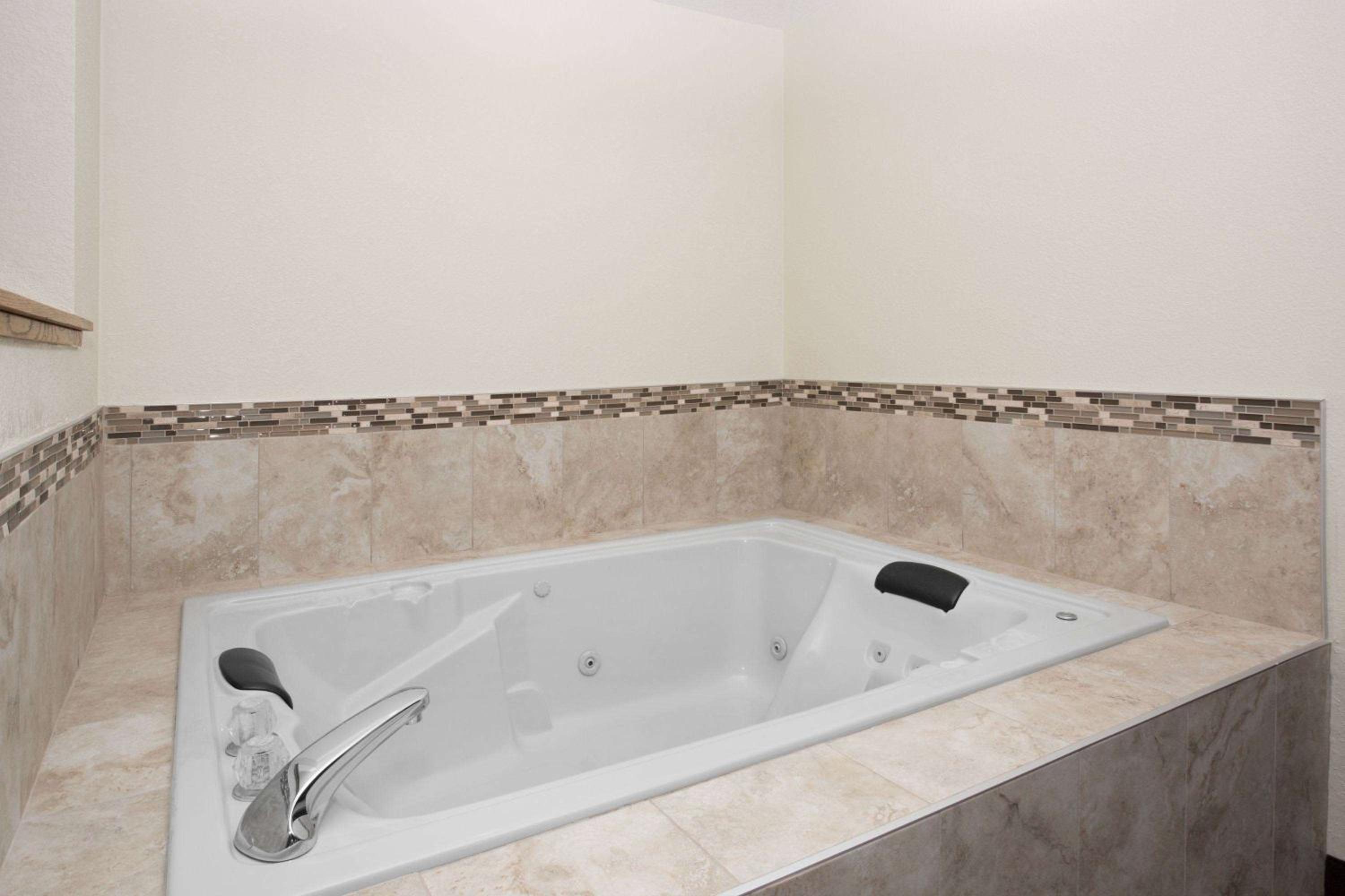 Superior King Studio Suite with Pool View - Non-Smoking - Photo 4