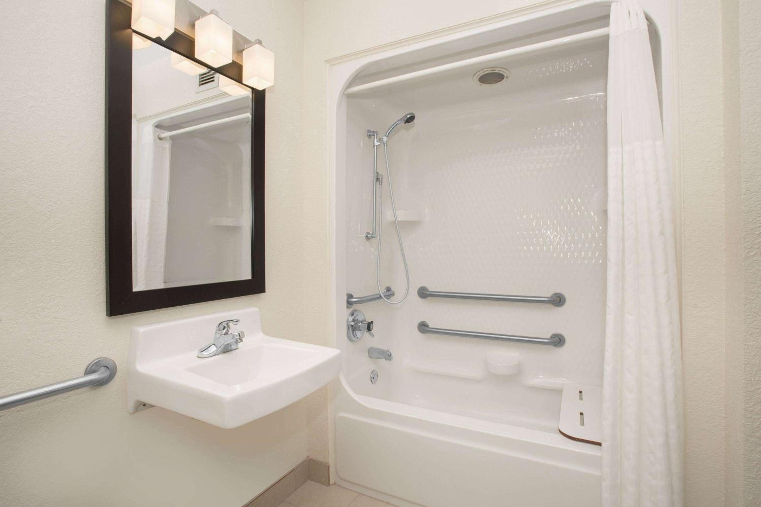 Deluxe Queen Room - Mobility Access/Non-Smoking - Photo 3