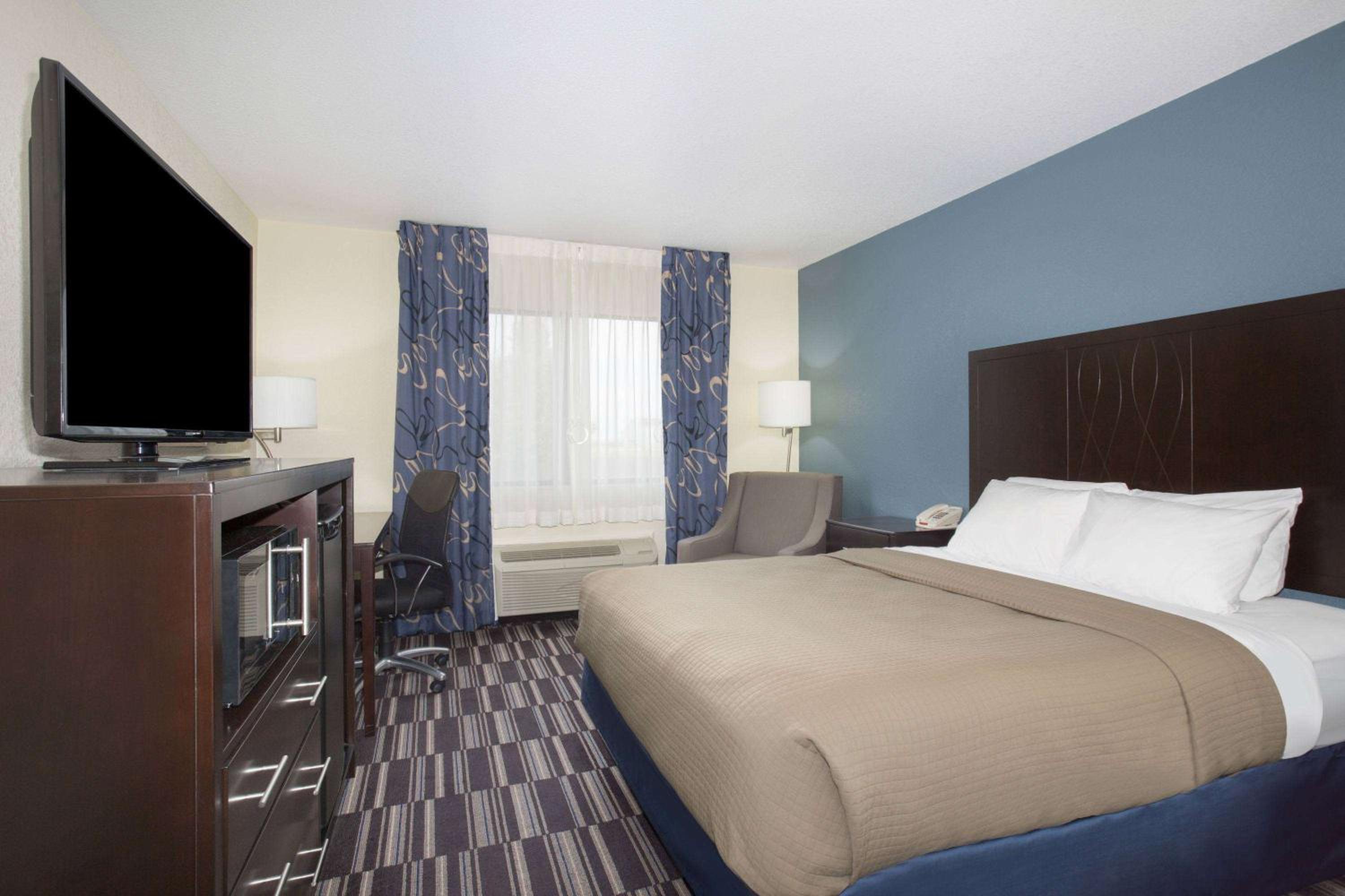Deluxe Queen Room - Mobility Access/Non-Smoking - Photo 2