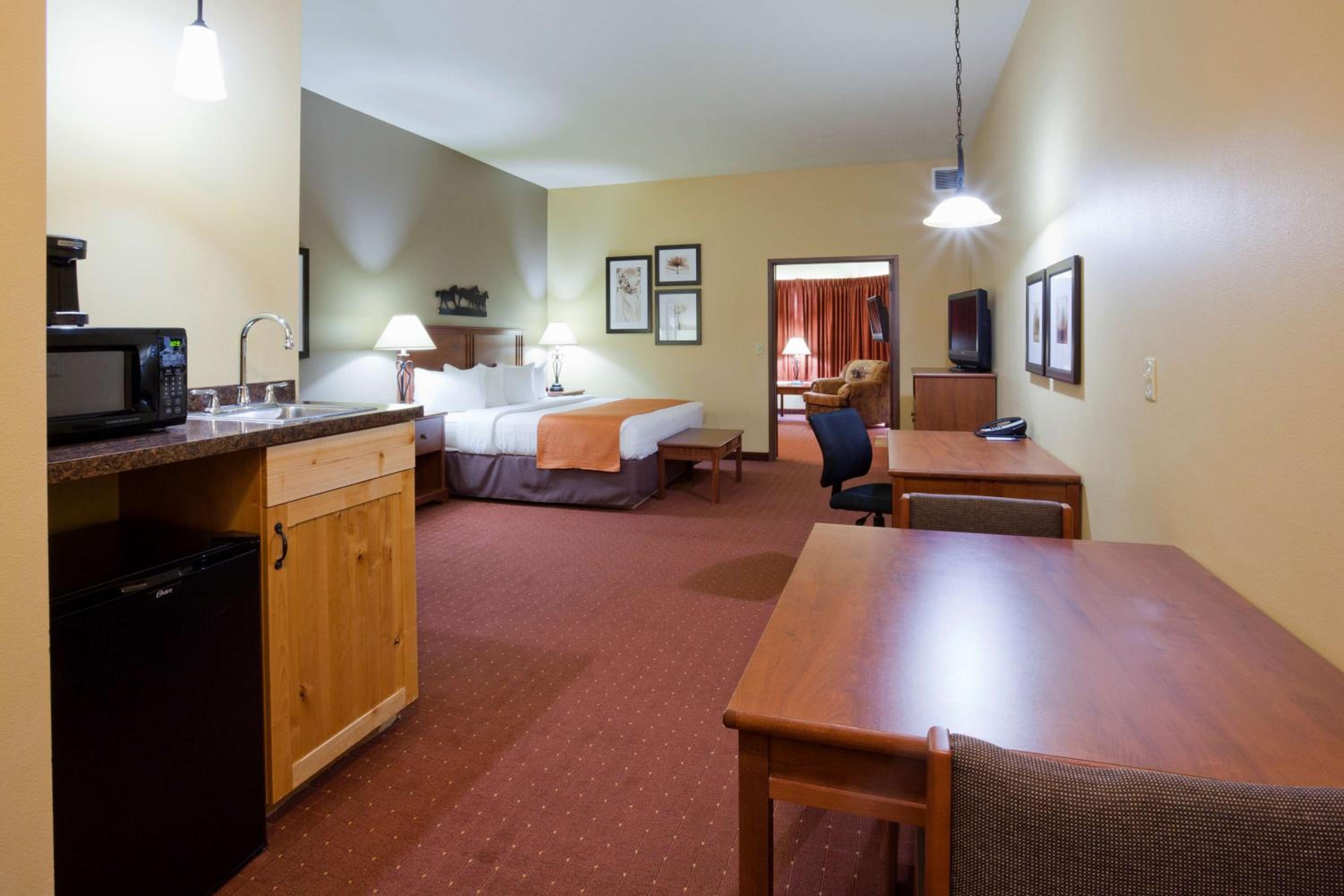 Deluxe Suite with King Bed - Non-Smoking - Photo 5