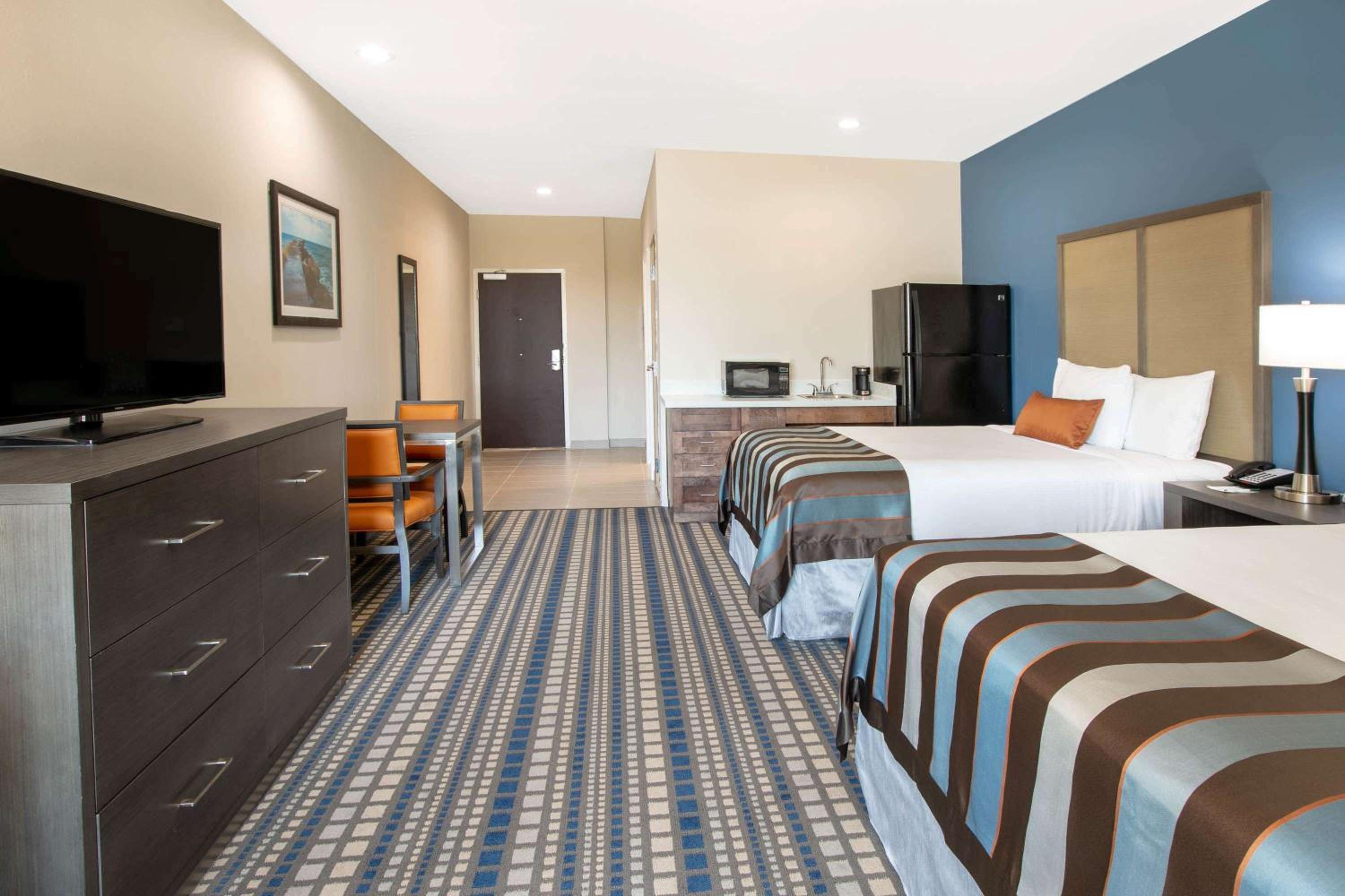 Queen Room with Two Queen Beds and Roll-In Shower - Mobility/Hearing Accessible - Non-Smoking photo 2