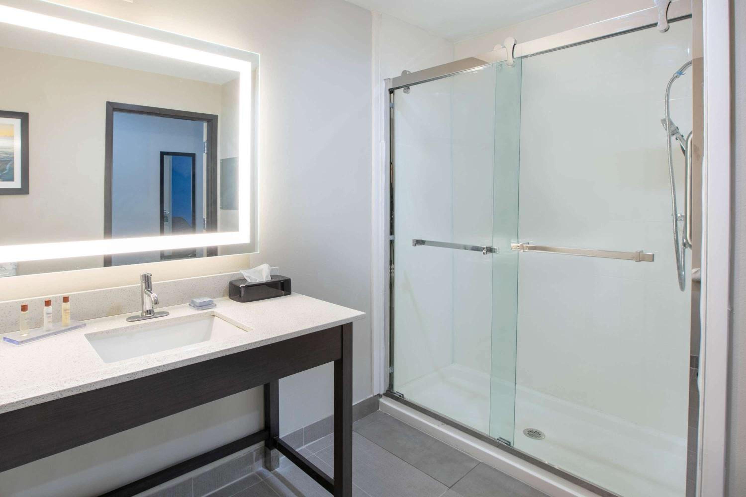 Queen Studio Suite - Mobility Access/Tub w/Grab Bars/Non-Smoking photo 2