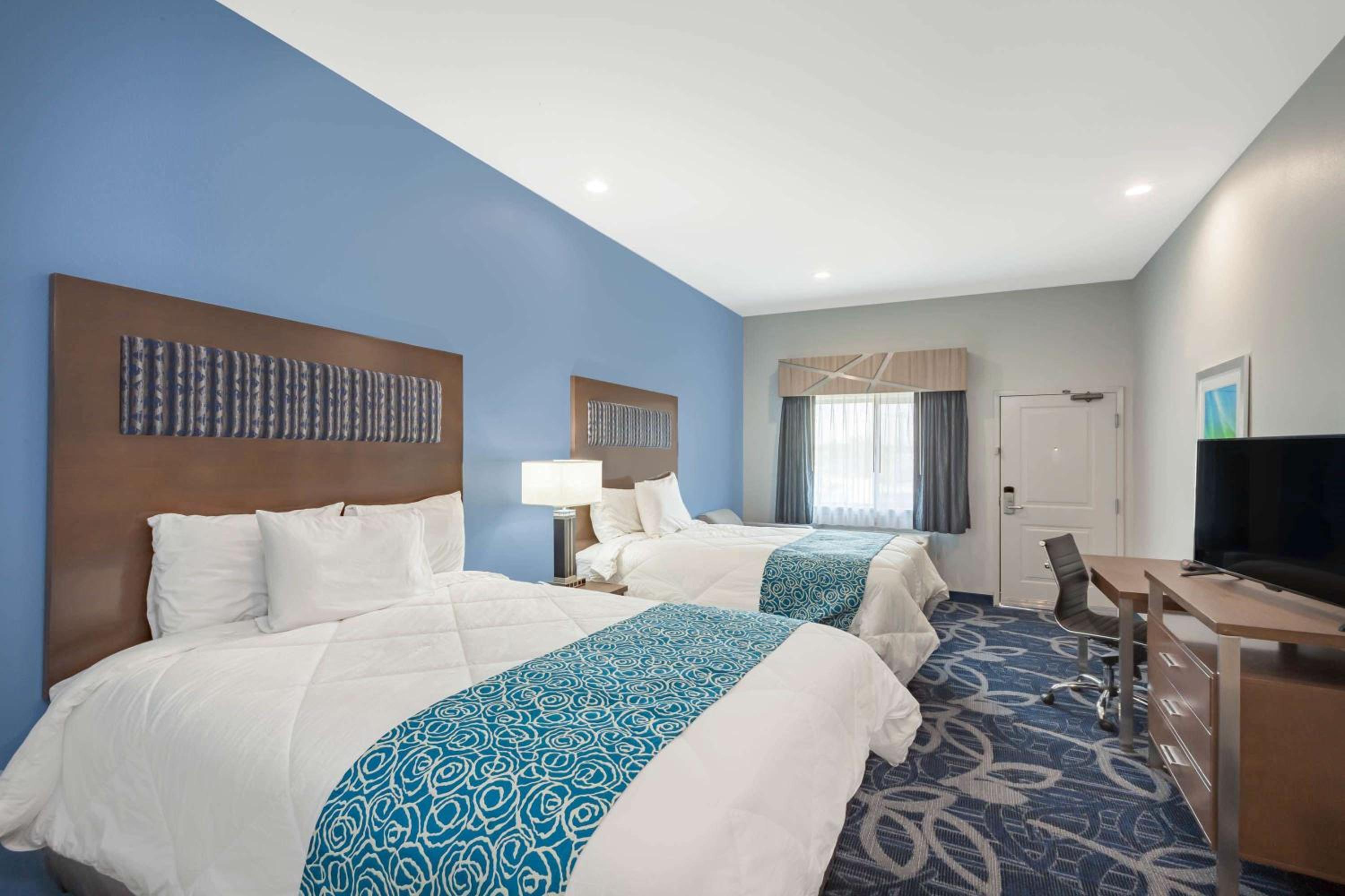 Queen Room with Two Queen Beds and Bath Tub - Mobility/Hearing Accessible - Non-Smoking